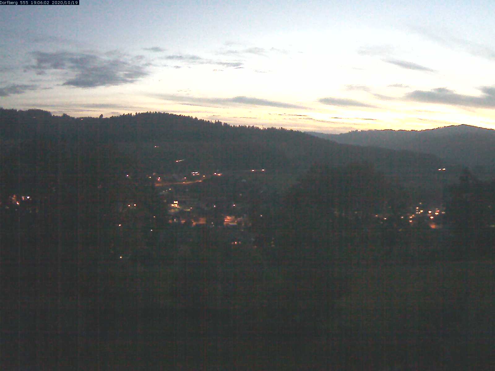 Webcam-Bild: Aussicht vom Dorfberg in Langnau 20201019-190601