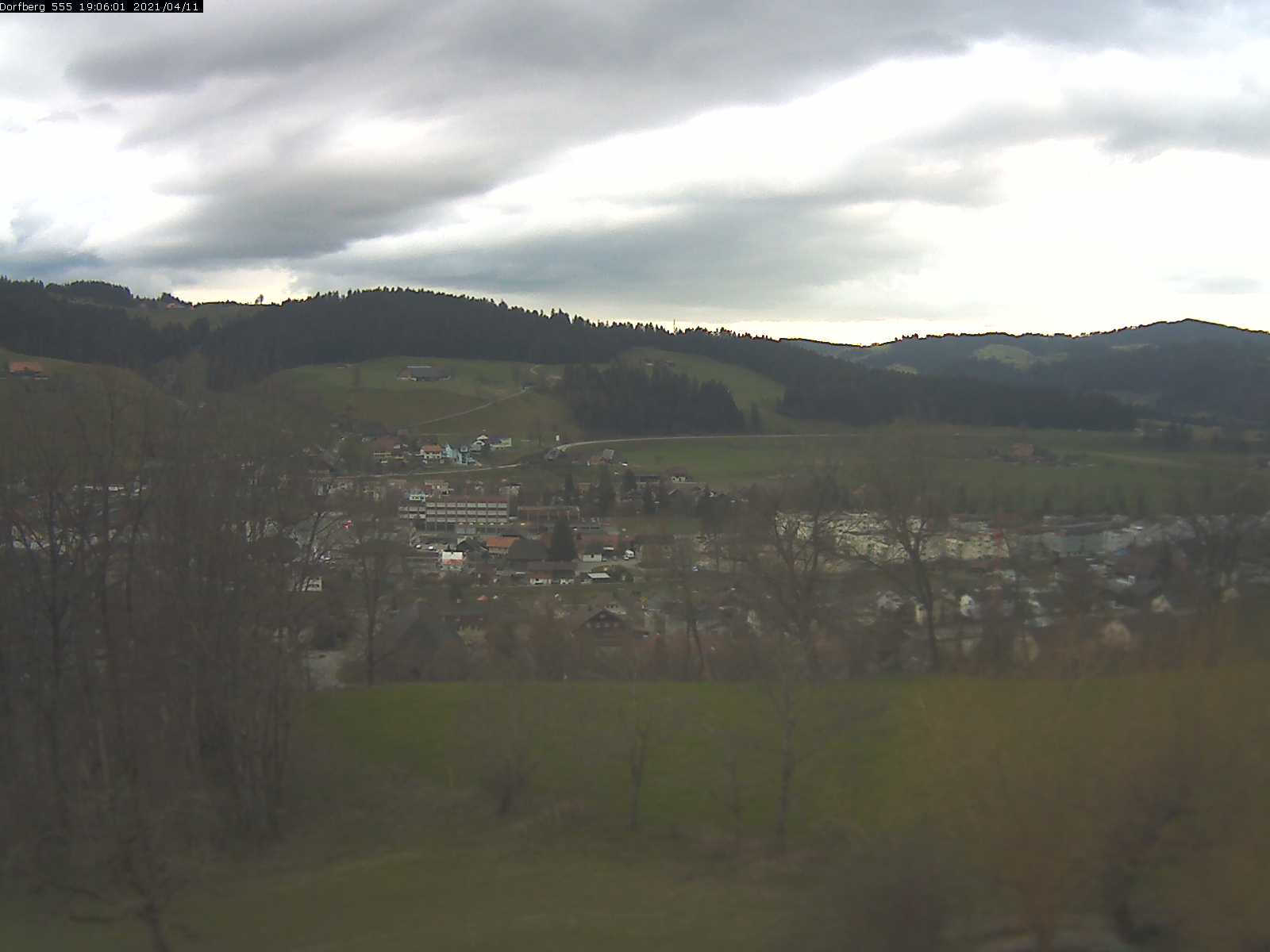 Webcam-Bild: Aussicht vom Dorfberg in Langnau 20210411-190601