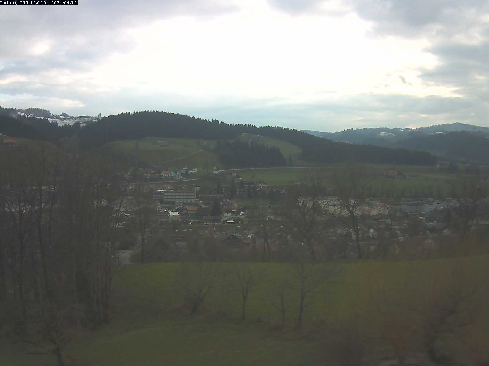Webcam-Bild: Aussicht vom Dorfberg in Langnau 20210412-190601
