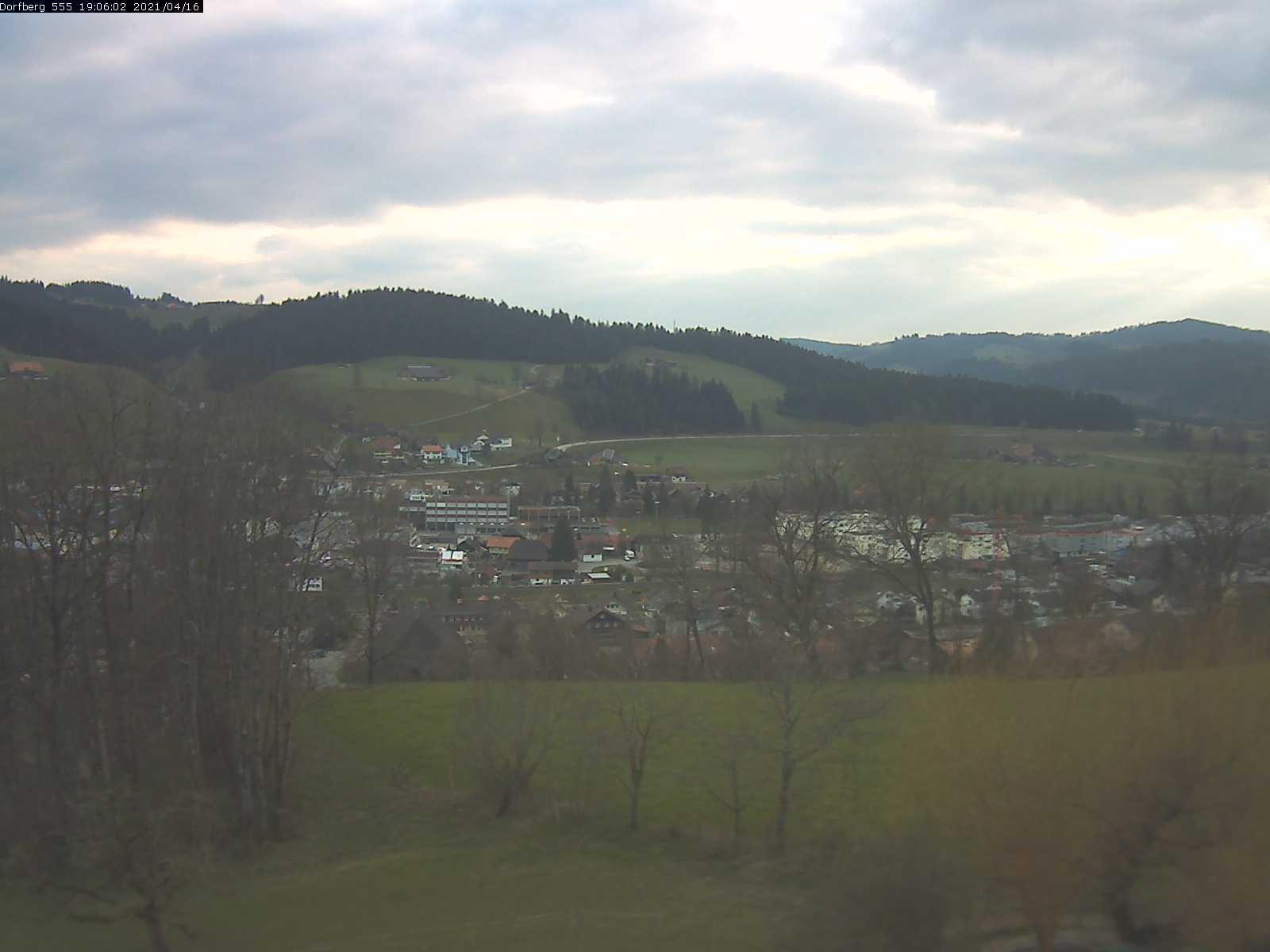 Webcam-Bild: Aussicht vom Dorfberg in Langnau 20210416-190601