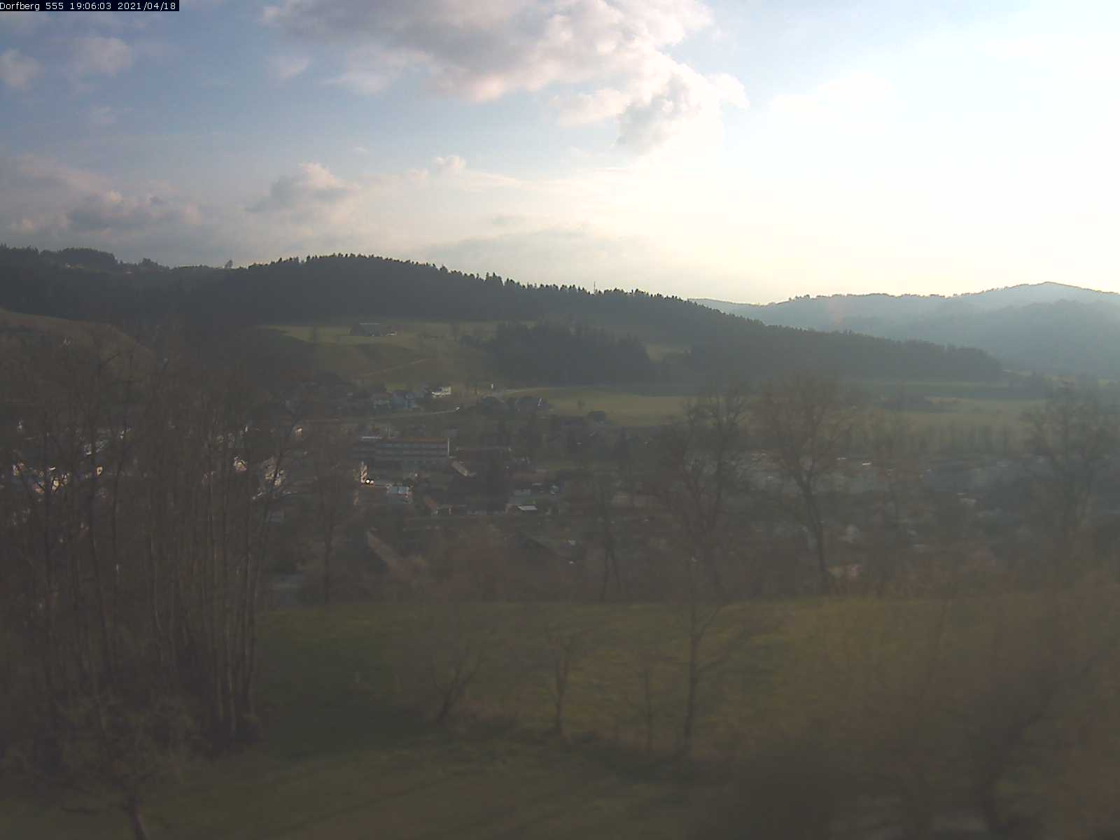 Webcam-Bild: Aussicht vom Dorfberg in Langnau 20210418-190601