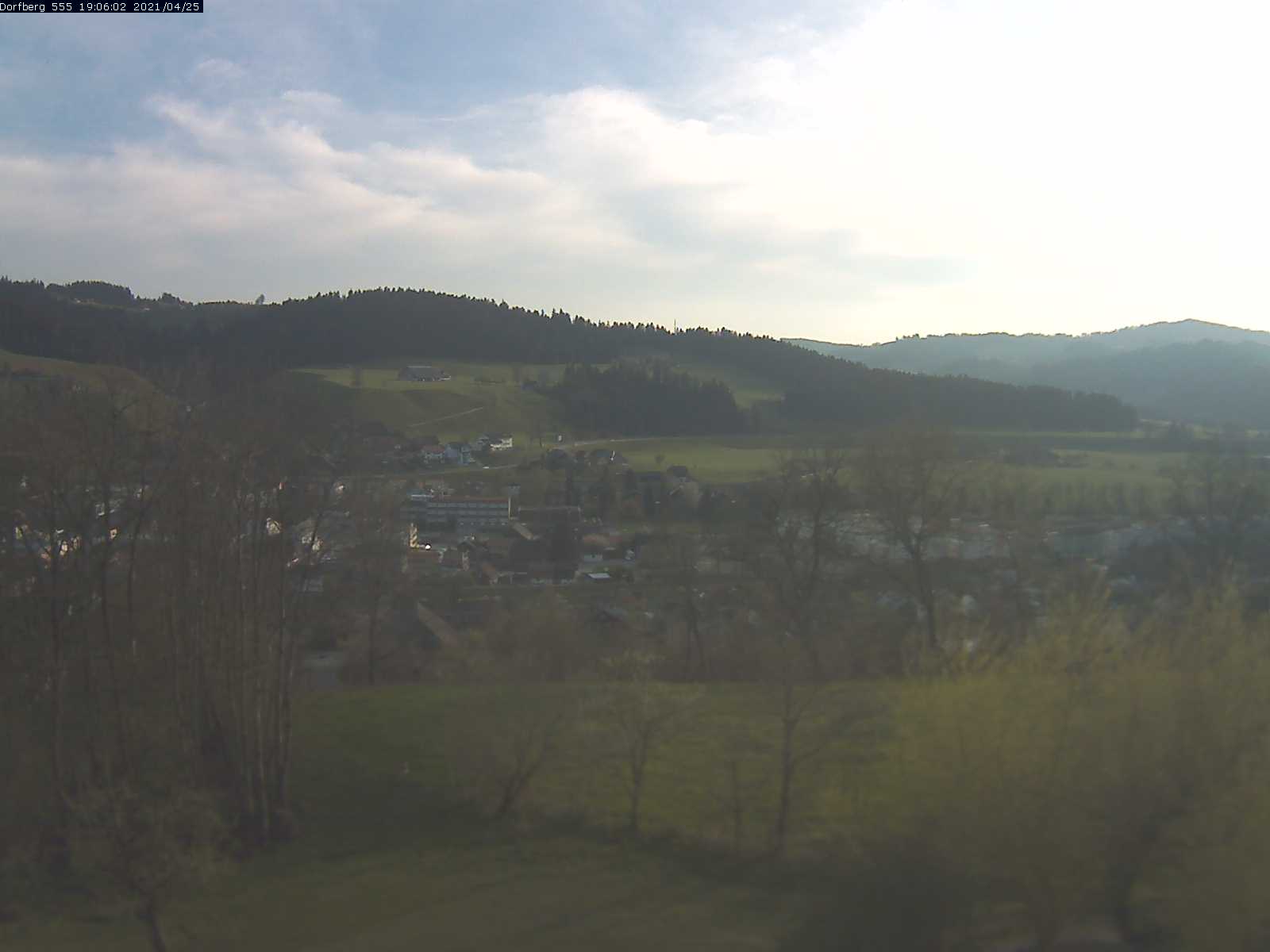 Webcam-Bild: Aussicht vom Dorfberg in Langnau 20210425-190601