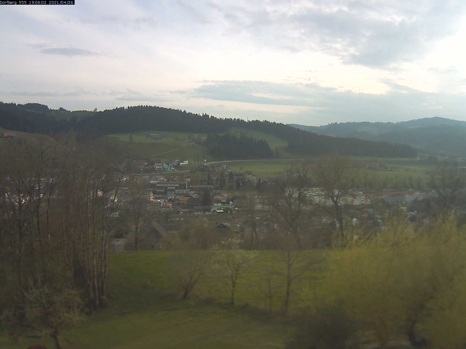 Webcam-Bild: Aussicht vom Dorfberg in Langnau 20210426-190601