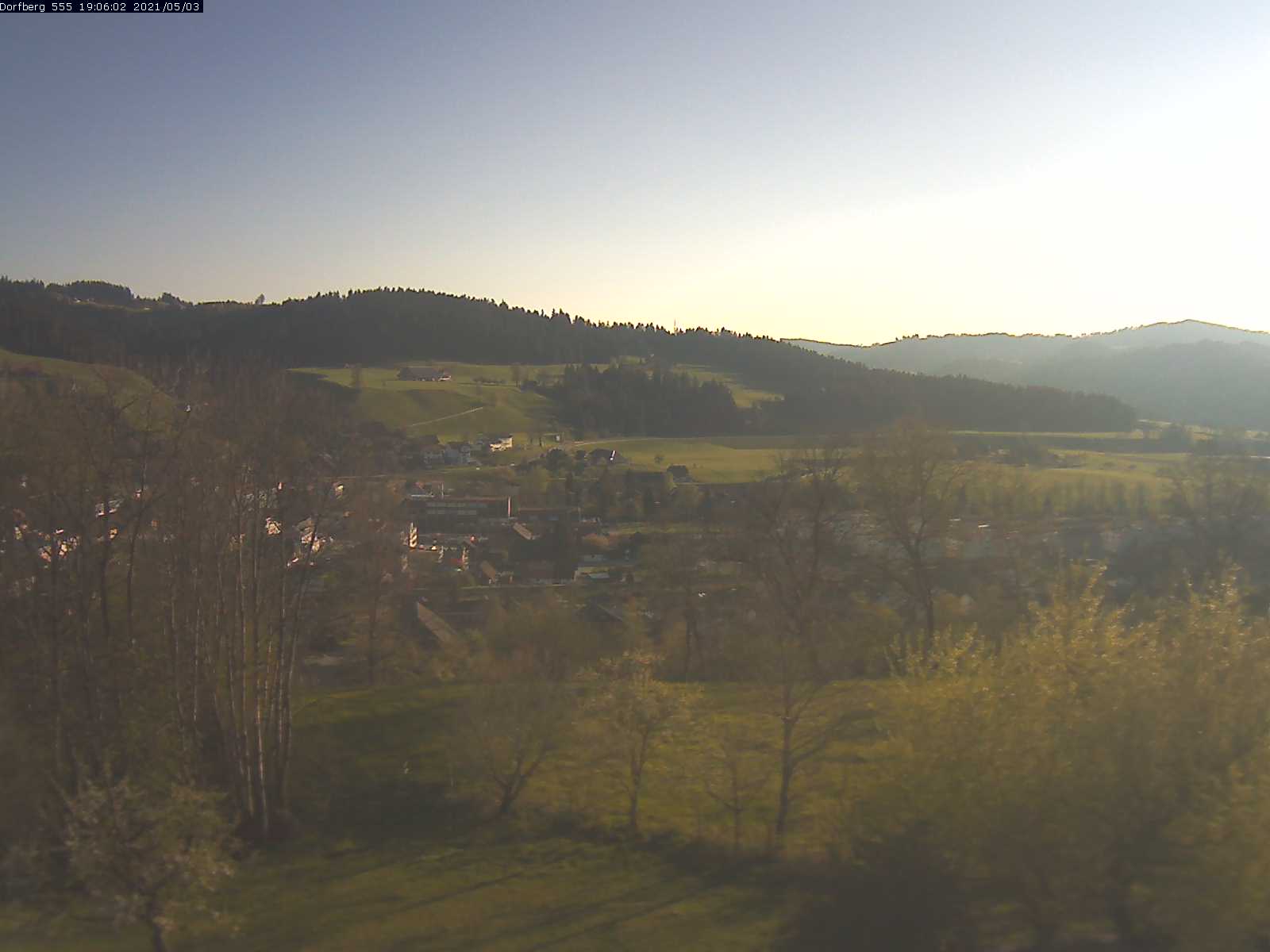 Webcam-Bild: Aussicht vom Dorfberg in Langnau 20210503-190601
