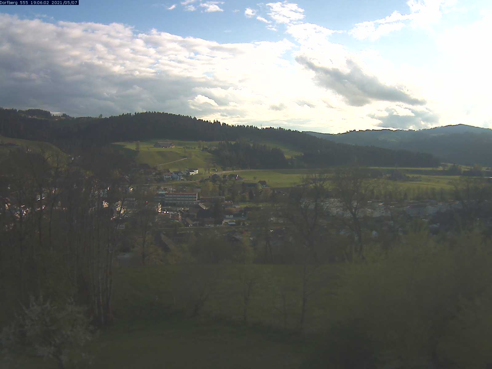 Webcam-Bild: Aussicht vom Dorfberg in Langnau 20210507-190601