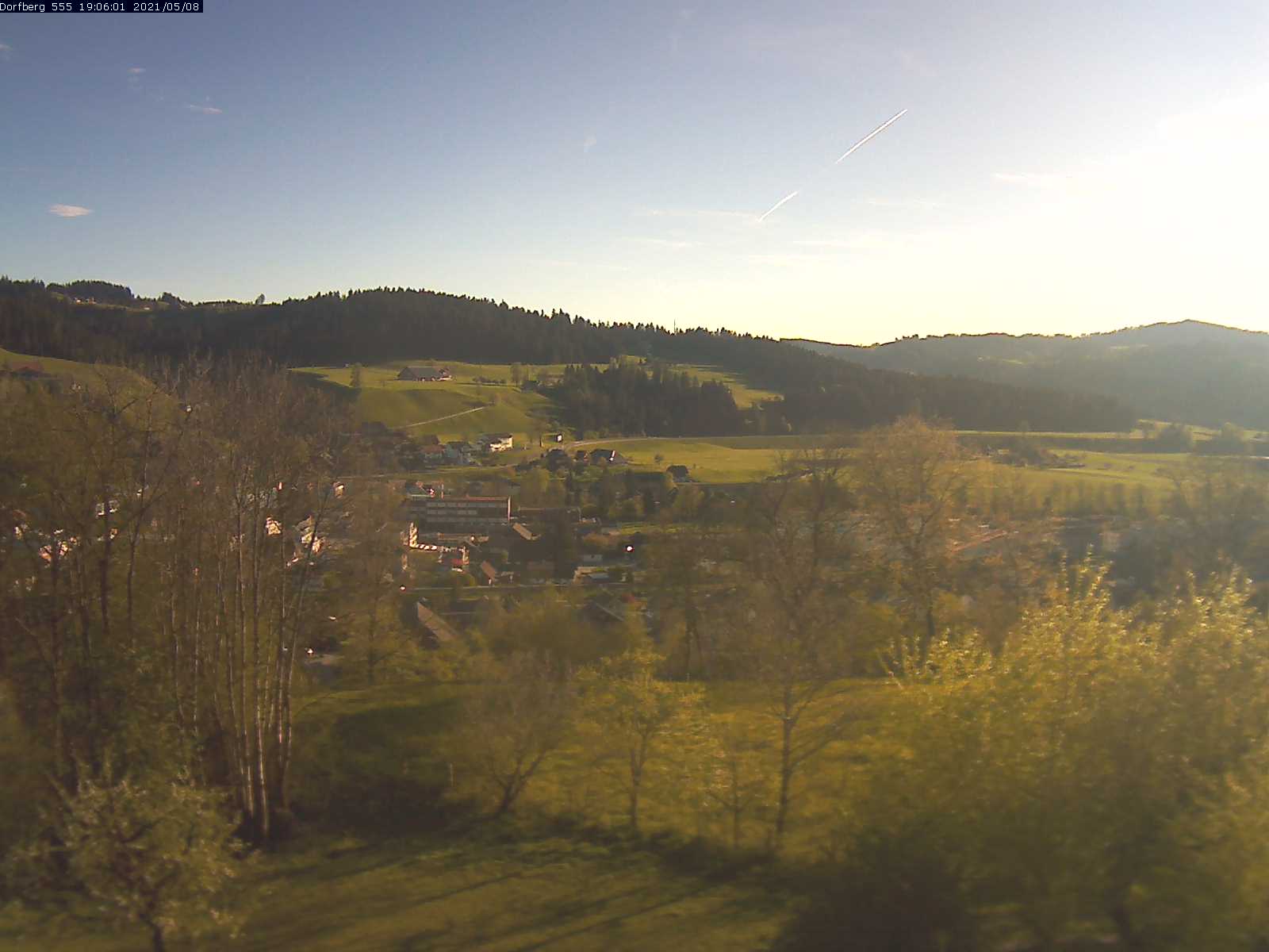 Webcam-Bild: Aussicht vom Dorfberg in Langnau 20210508-190601