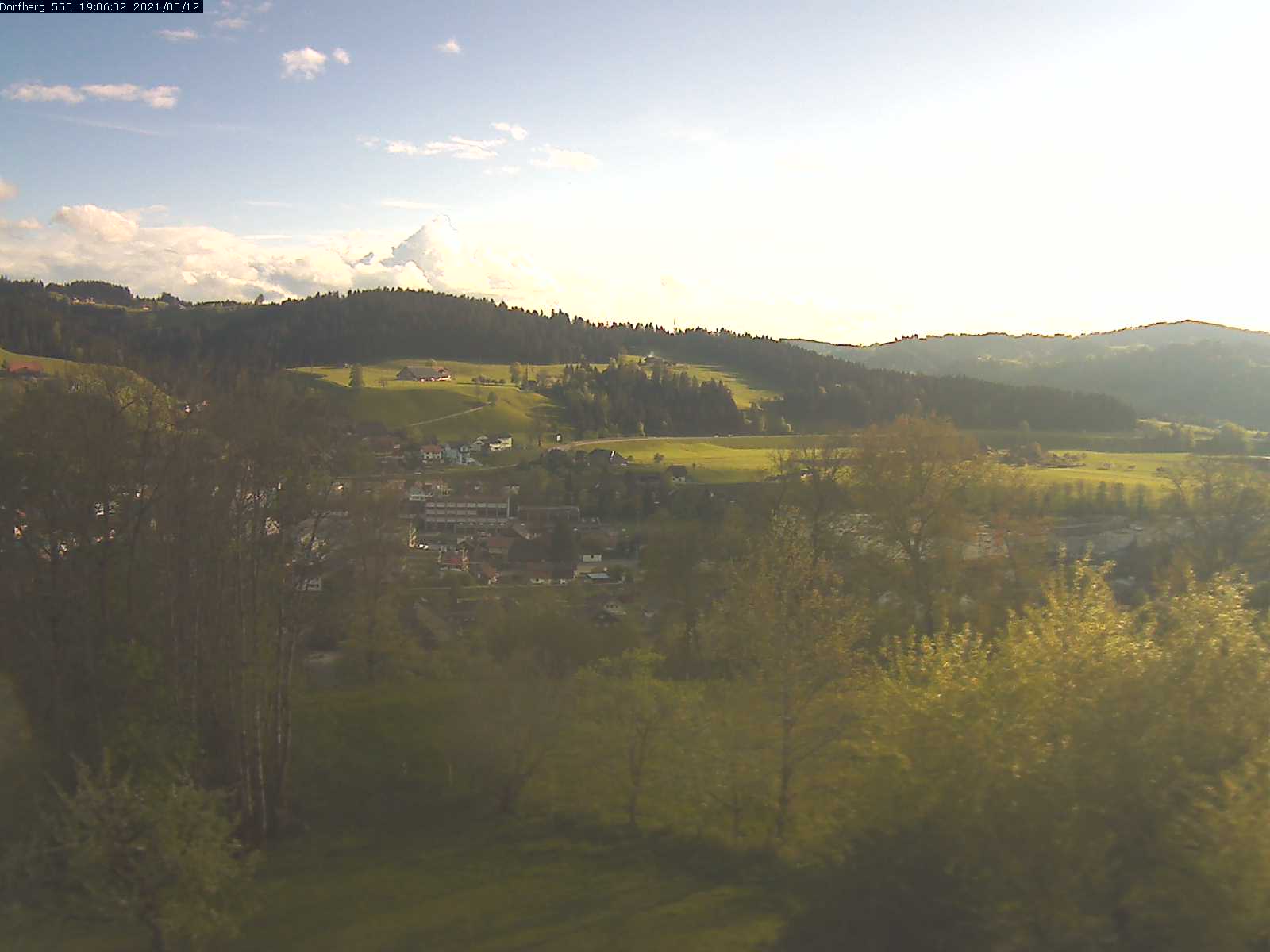 Webcam-Bild: Aussicht vom Dorfberg in Langnau 20210512-190601