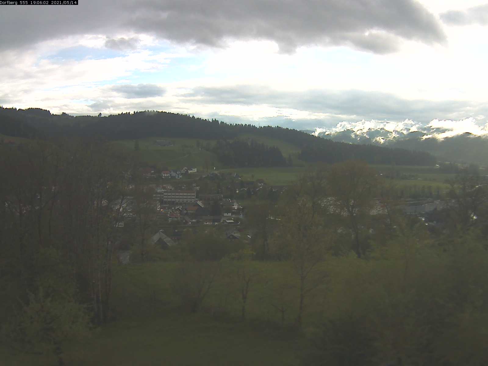 Webcam-Bild: Aussicht vom Dorfberg in Langnau 20210514-190601