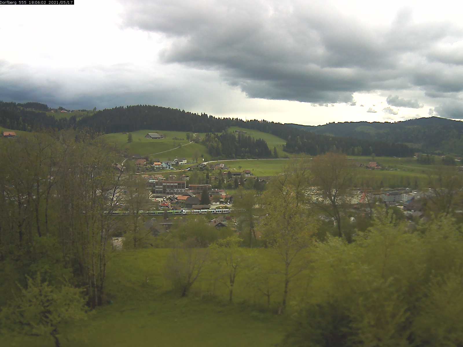 Webcam-Bild: Aussicht vom Dorfberg in Langnau 20210517-180601