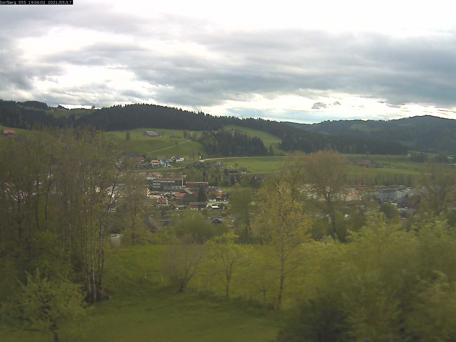 Webcam-Bild: Aussicht vom Dorfberg in Langnau 20210517-190601