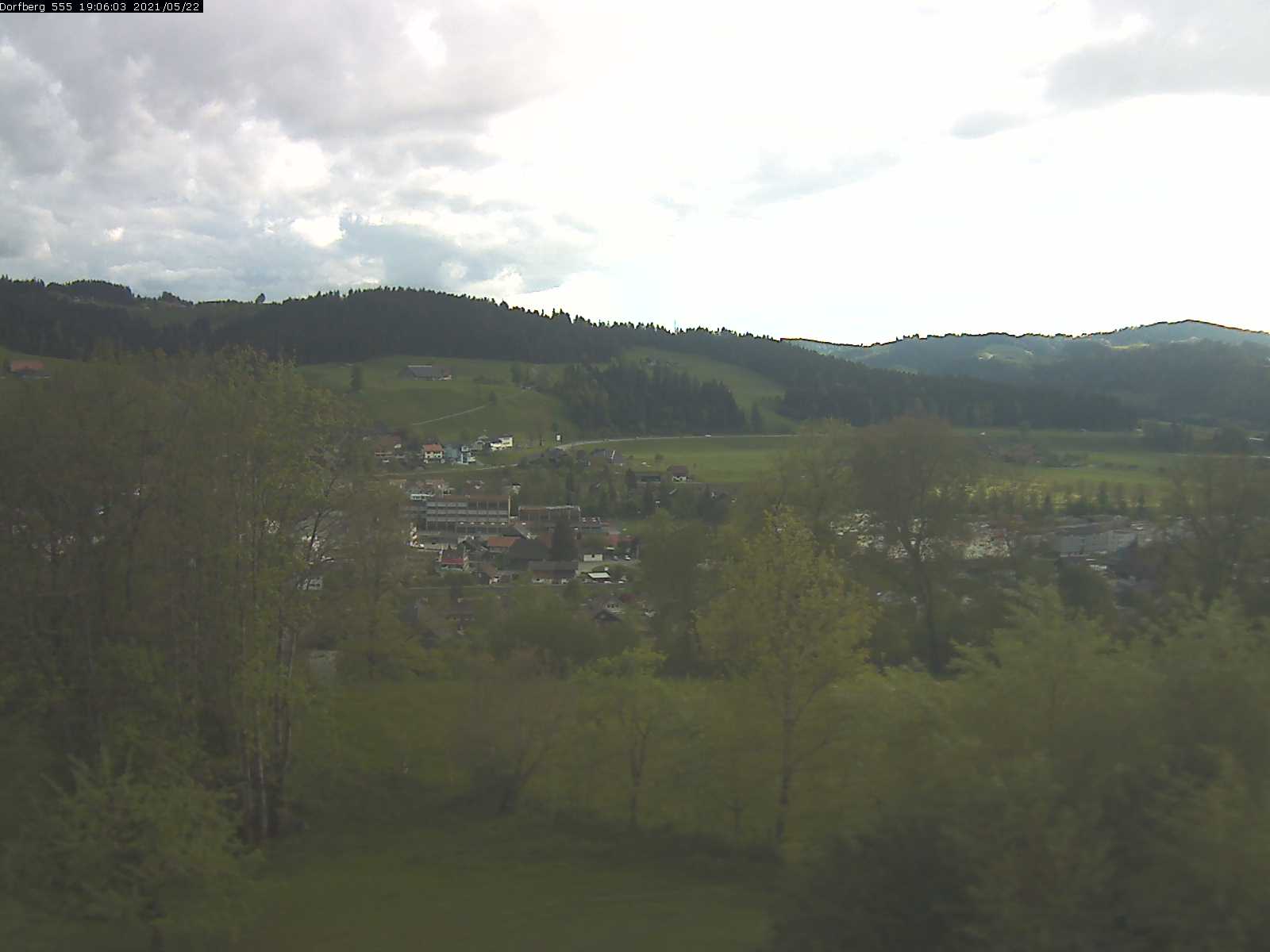 Webcam-Bild: Aussicht vom Dorfberg in Langnau 20210522-190601