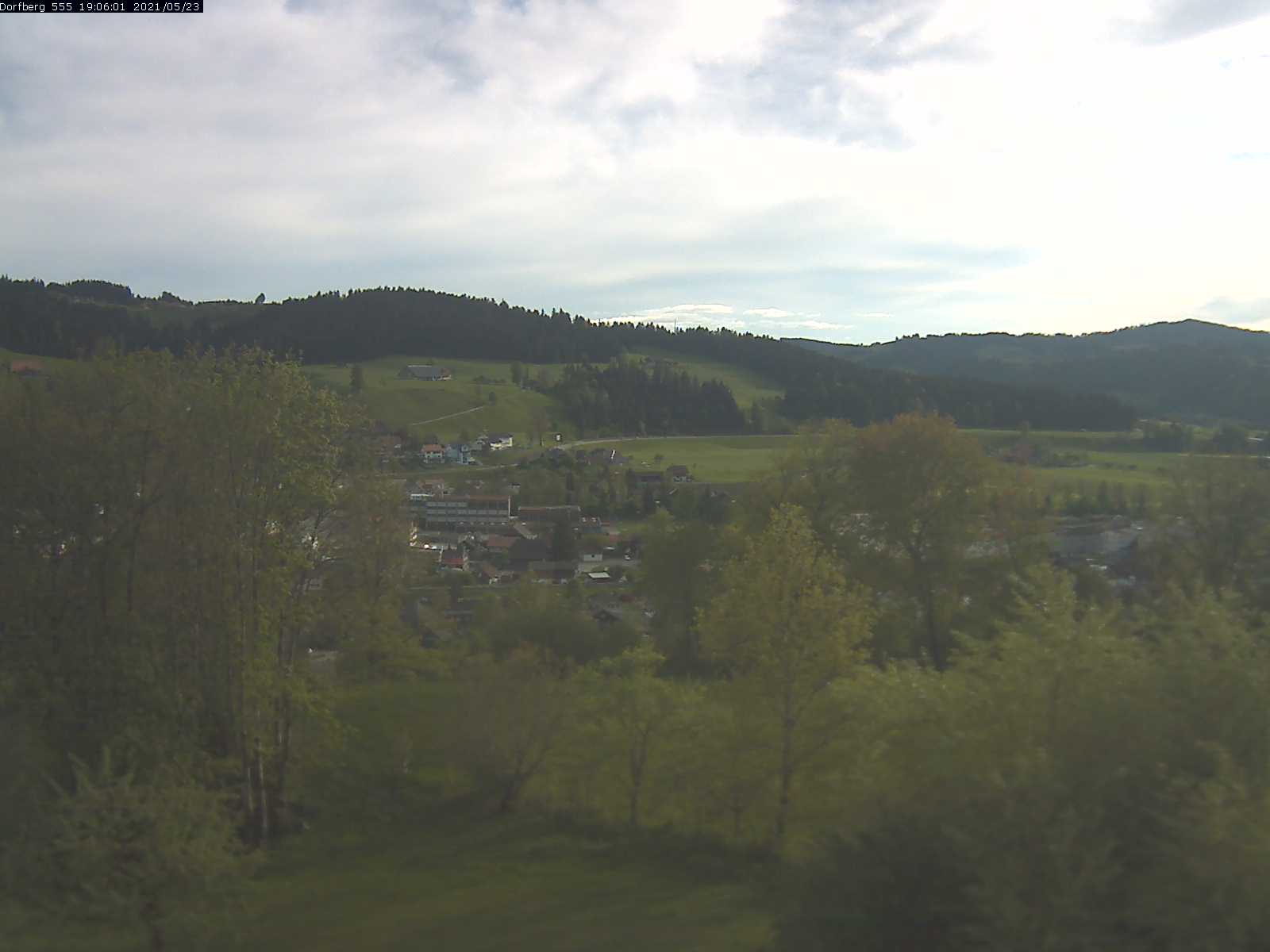Webcam-Bild: Aussicht vom Dorfberg in Langnau 20210523-190601