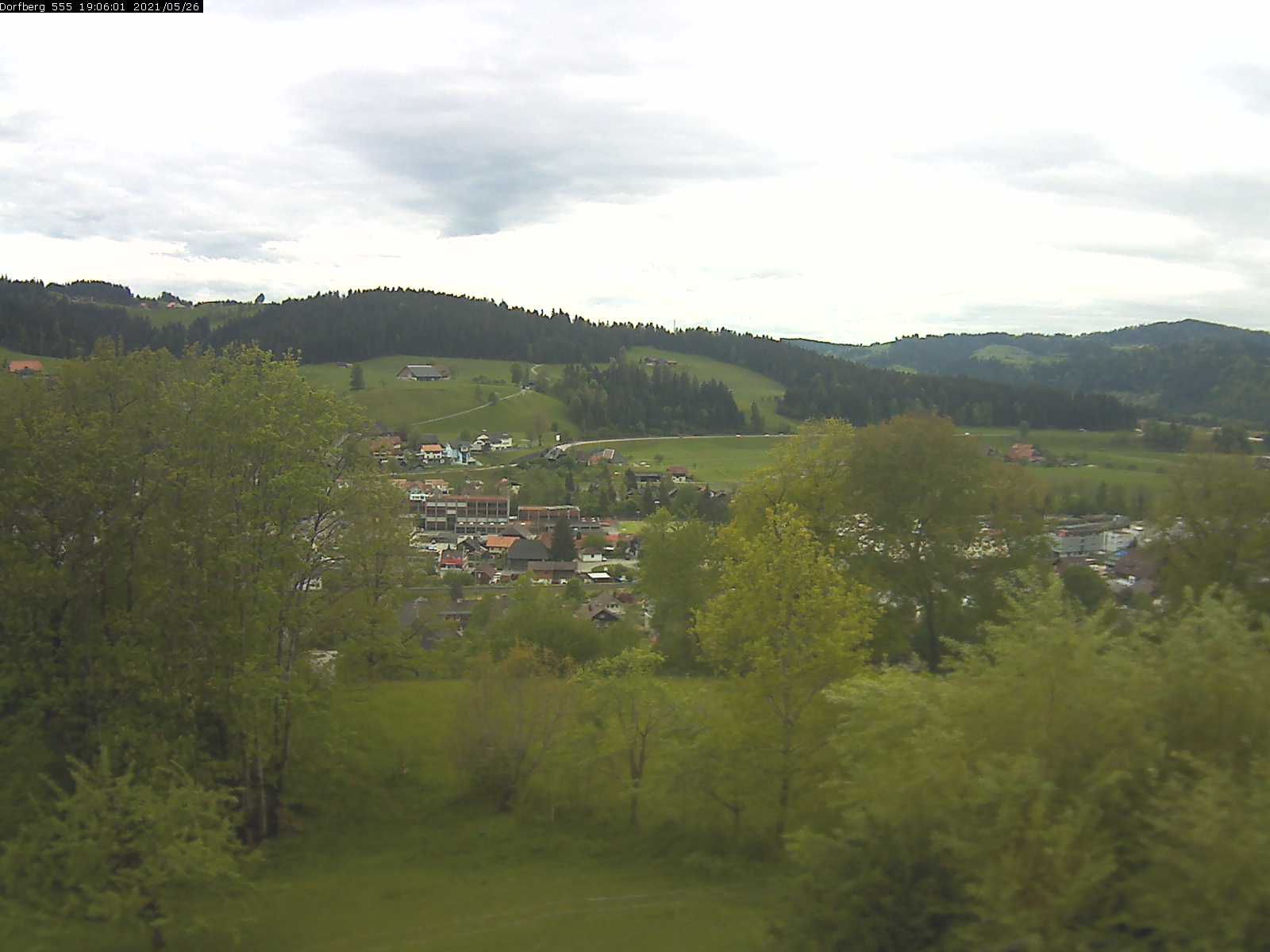 Webcam-Bild: Aussicht vom Dorfberg in Langnau 20210526-190601