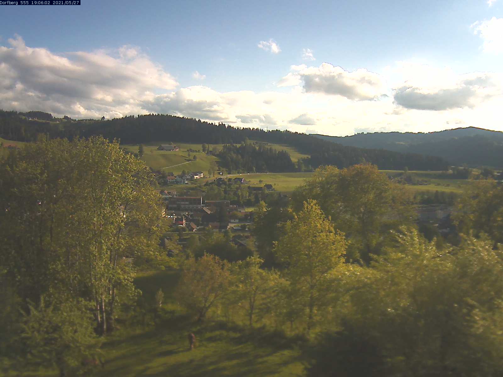 Webcam-Bild: Aussicht vom Dorfberg in Langnau 20210527-190601