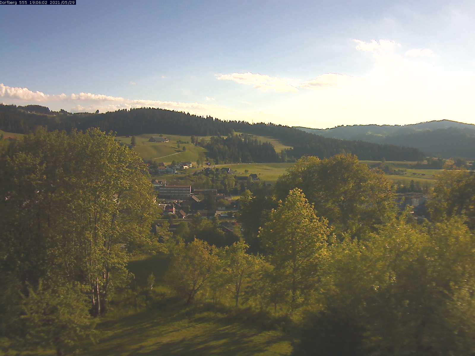 Webcam-Bild: Aussicht vom Dorfberg in Langnau 20210529-190601