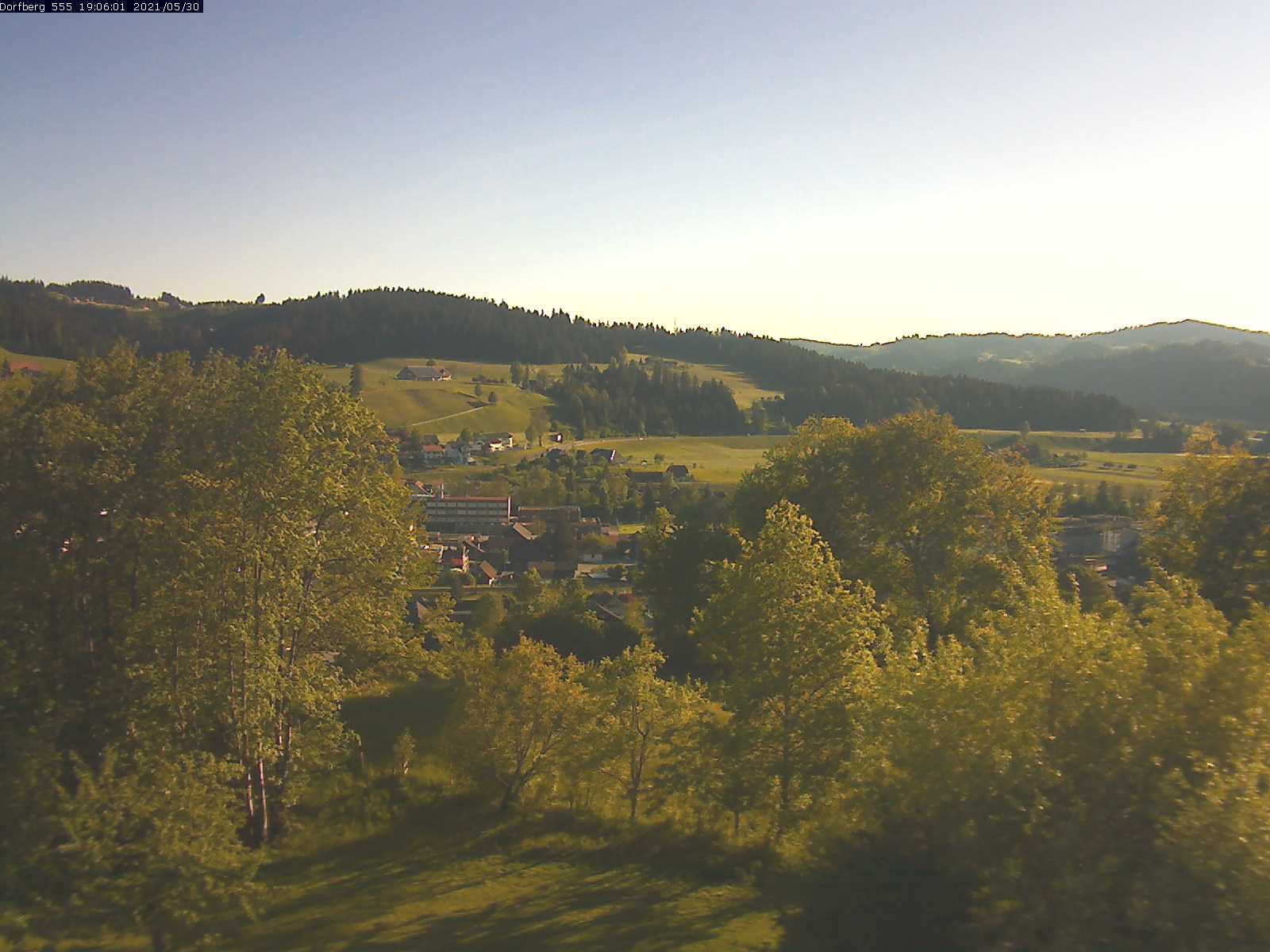 Webcam-Bild: Aussicht vom Dorfberg in Langnau 20210530-190601