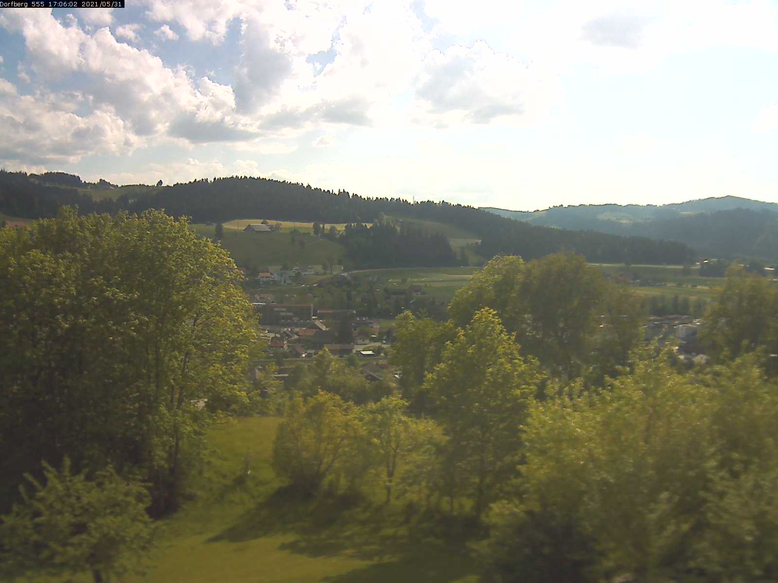 Webcam-Bild: Aussicht vom Dorfberg in Langnau 20210531-170601