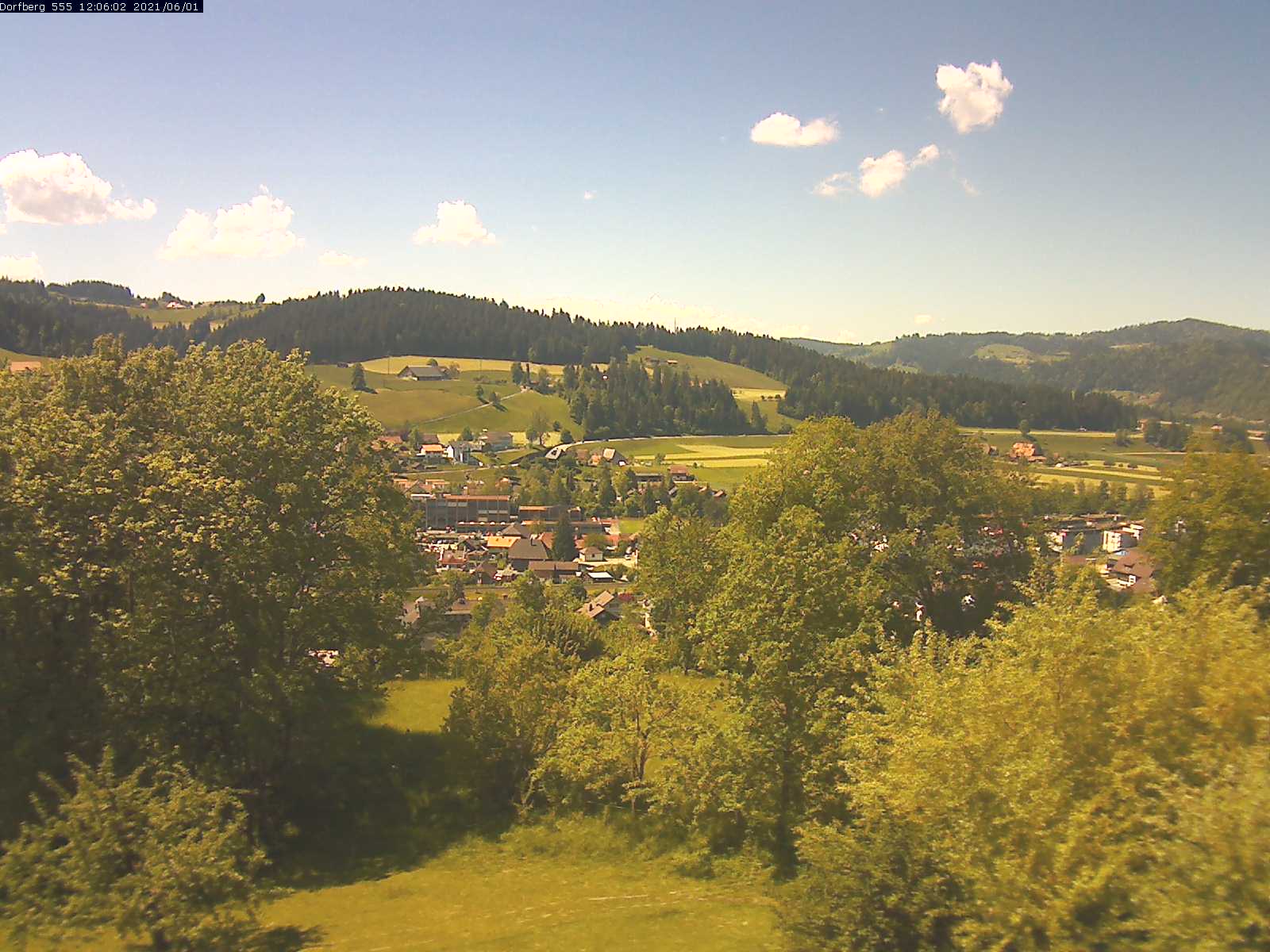 Webcam-Bild: Aussicht vom Dorfberg in Langnau 20210601-120601
