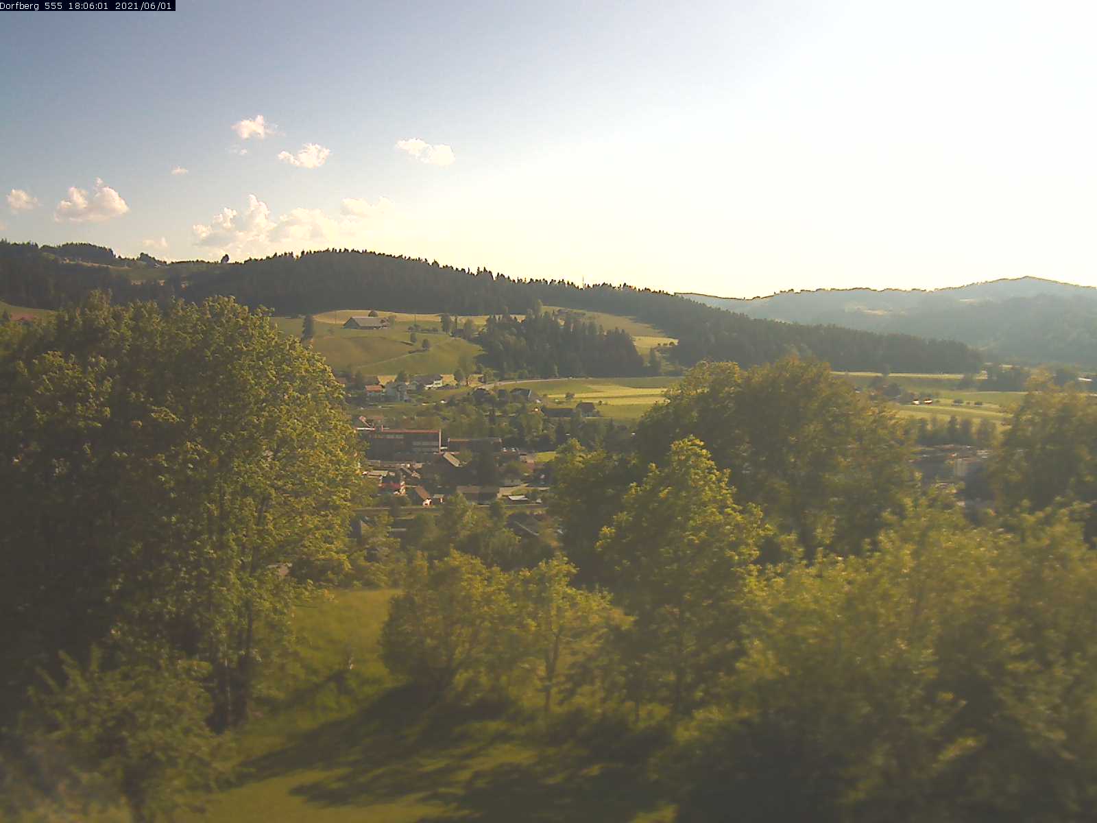 Webcam-Bild: Aussicht vom Dorfberg in Langnau 20210601-180601