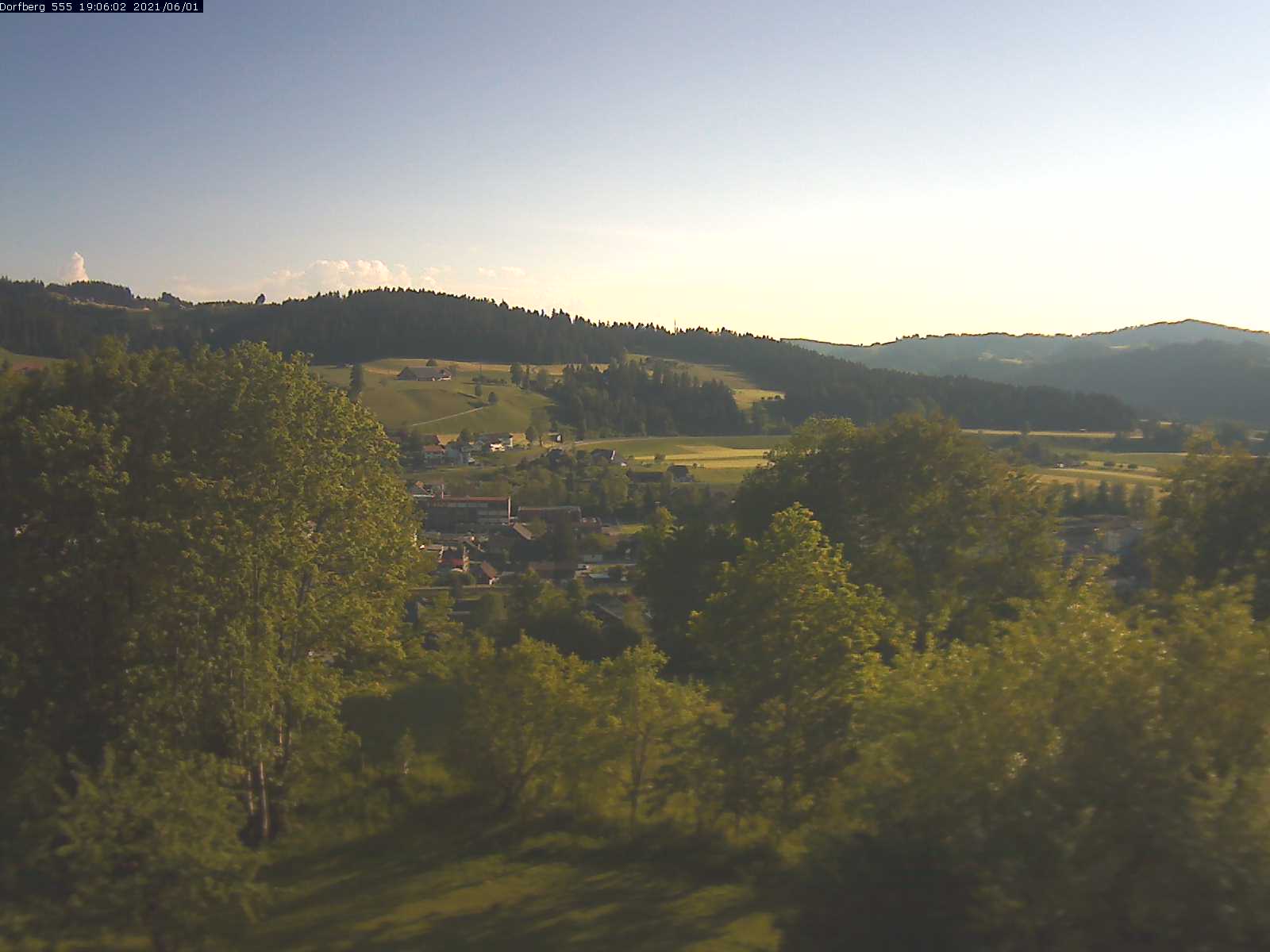 Webcam-Bild: Aussicht vom Dorfberg in Langnau 20210601-190601