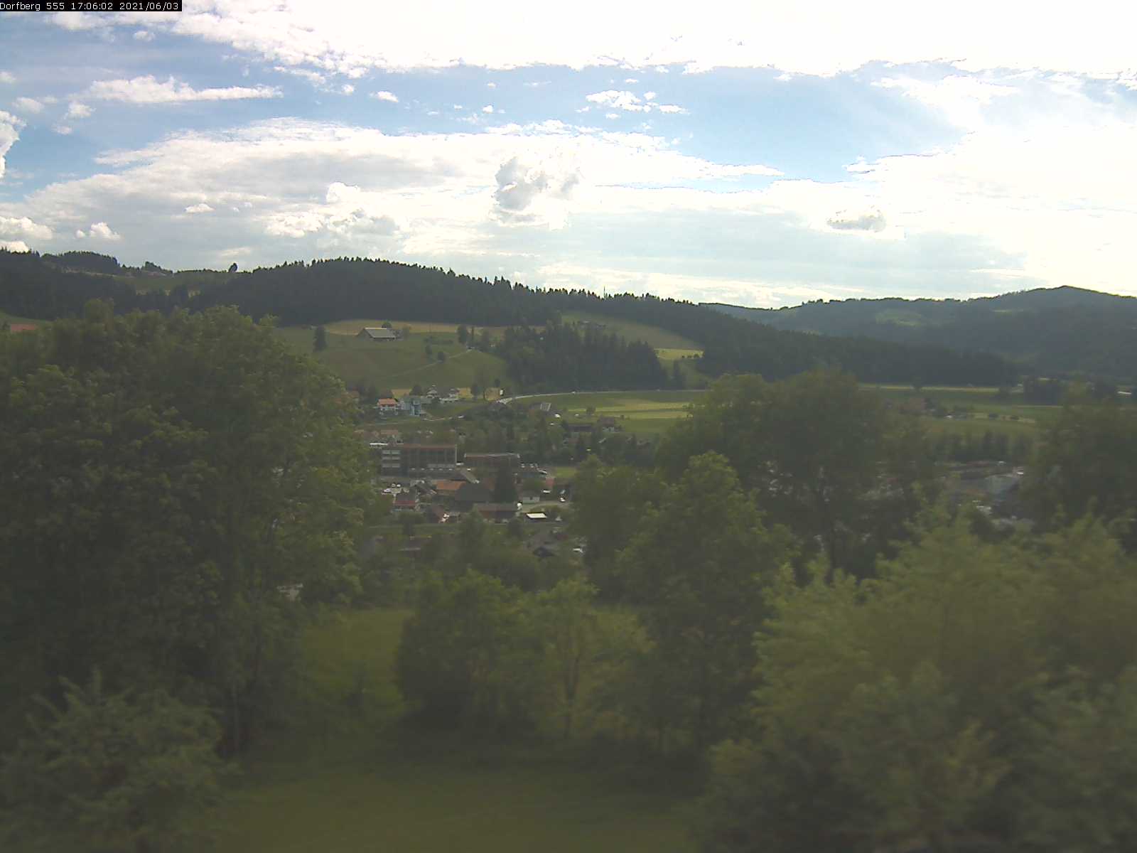 Webcam-Bild: Aussicht vom Dorfberg in Langnau 20210603-170601