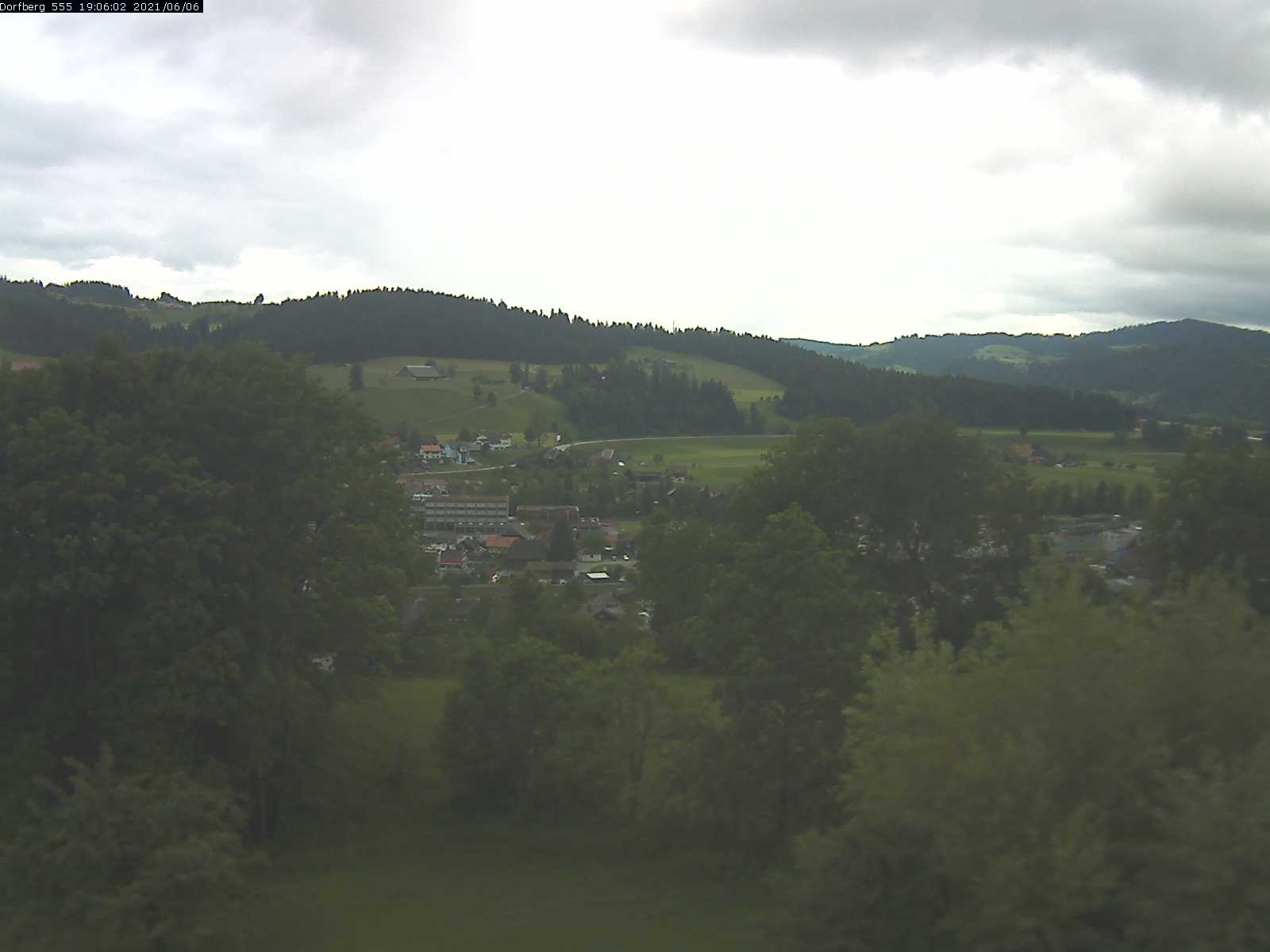 Webcam-Bild: Aussicht vom Dorfberg in Langnau 20210606-190601