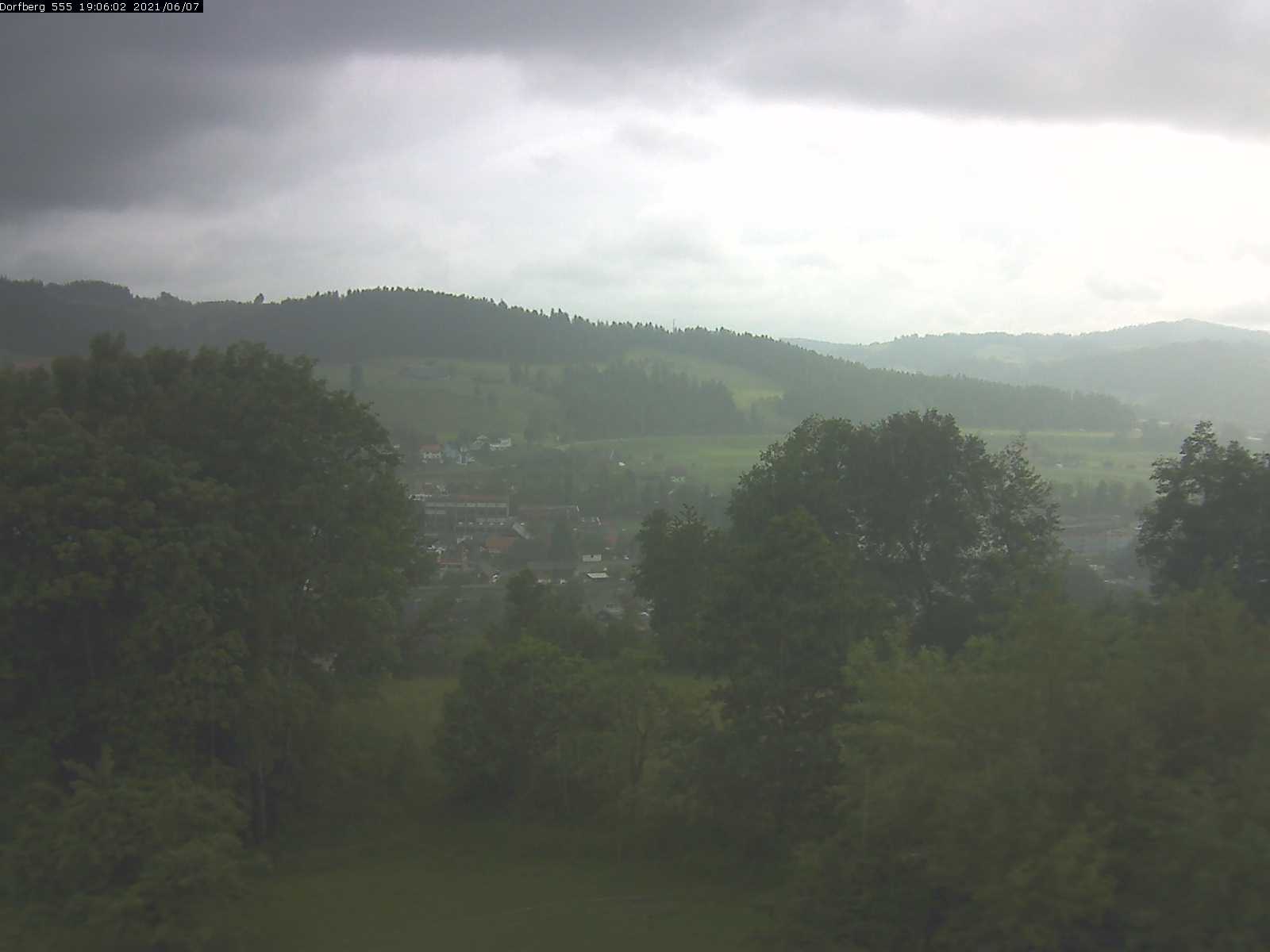 Webcam-Bild: Aussicht vom Dorfberg in Langnau 20210607-190601