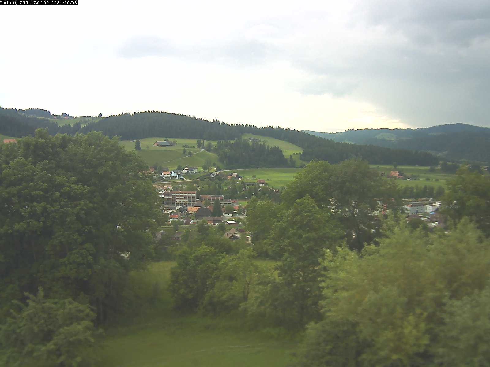 Webcam-Bild: Aussicht vom Dorfberg in Langnau 20210608-170601
