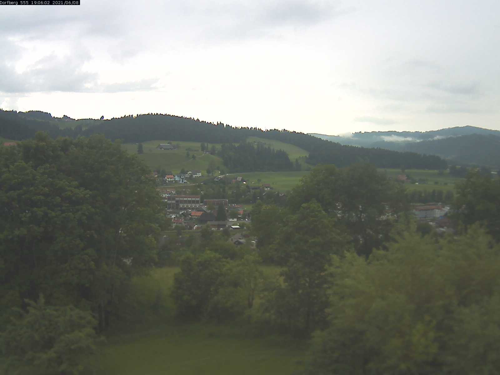 Webcam-Bild: Aussicht vom Dorfberg in Langnau 20210608-190601