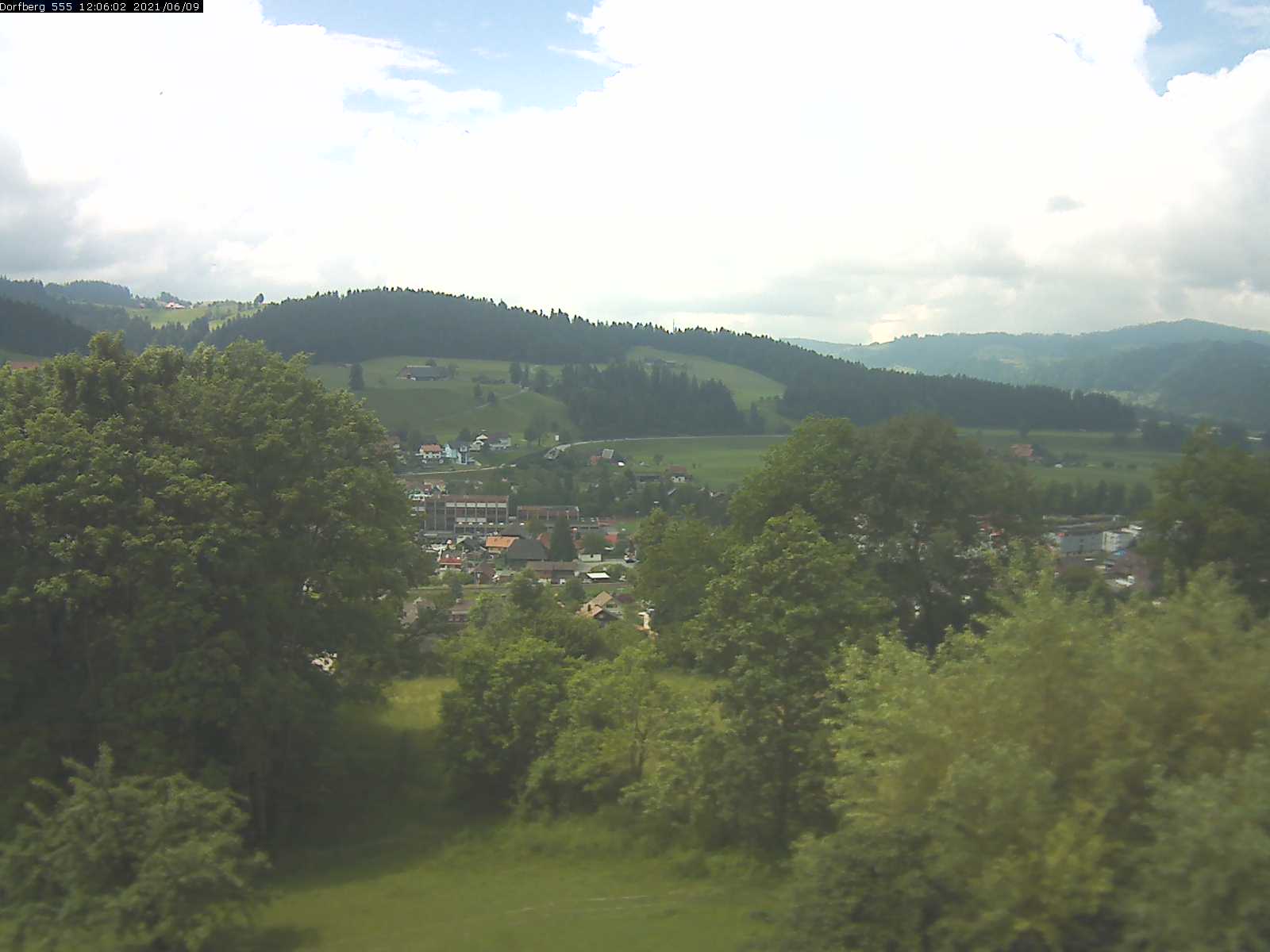 Webcam-Bild: Aussicht vom Dorfberg in Langnau 20210609-120601