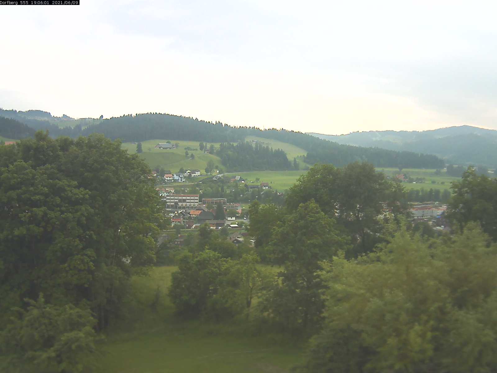 Webcam-Bild: Aussicht vom Dorfberg in Langnau 20210609-190601
