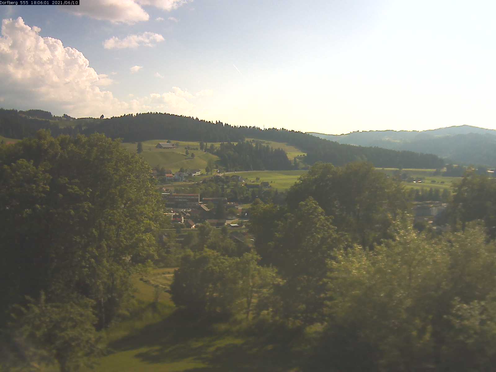 Webcam-Bild: Aussicht vom Dorfberg in Langnau 20210610-180601