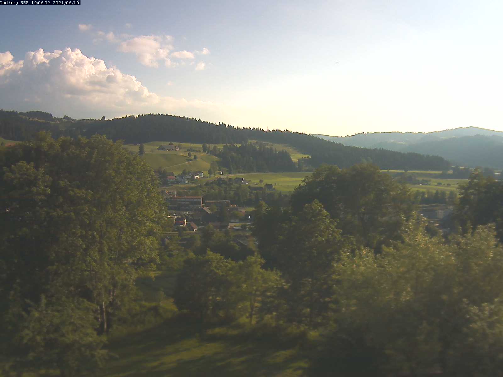 Webcam-Bild: Aussicht vom Dorfberg in Langnau 20210610-190601