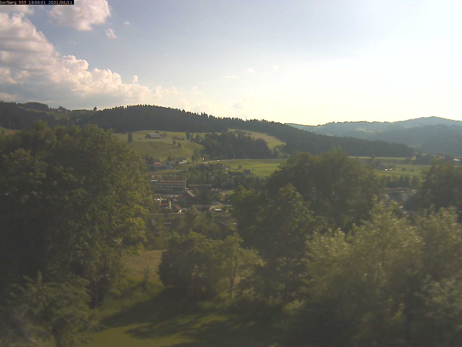 Webcam-Bild: Aussicht vom Dorfberg in Langnau 20210611-180601