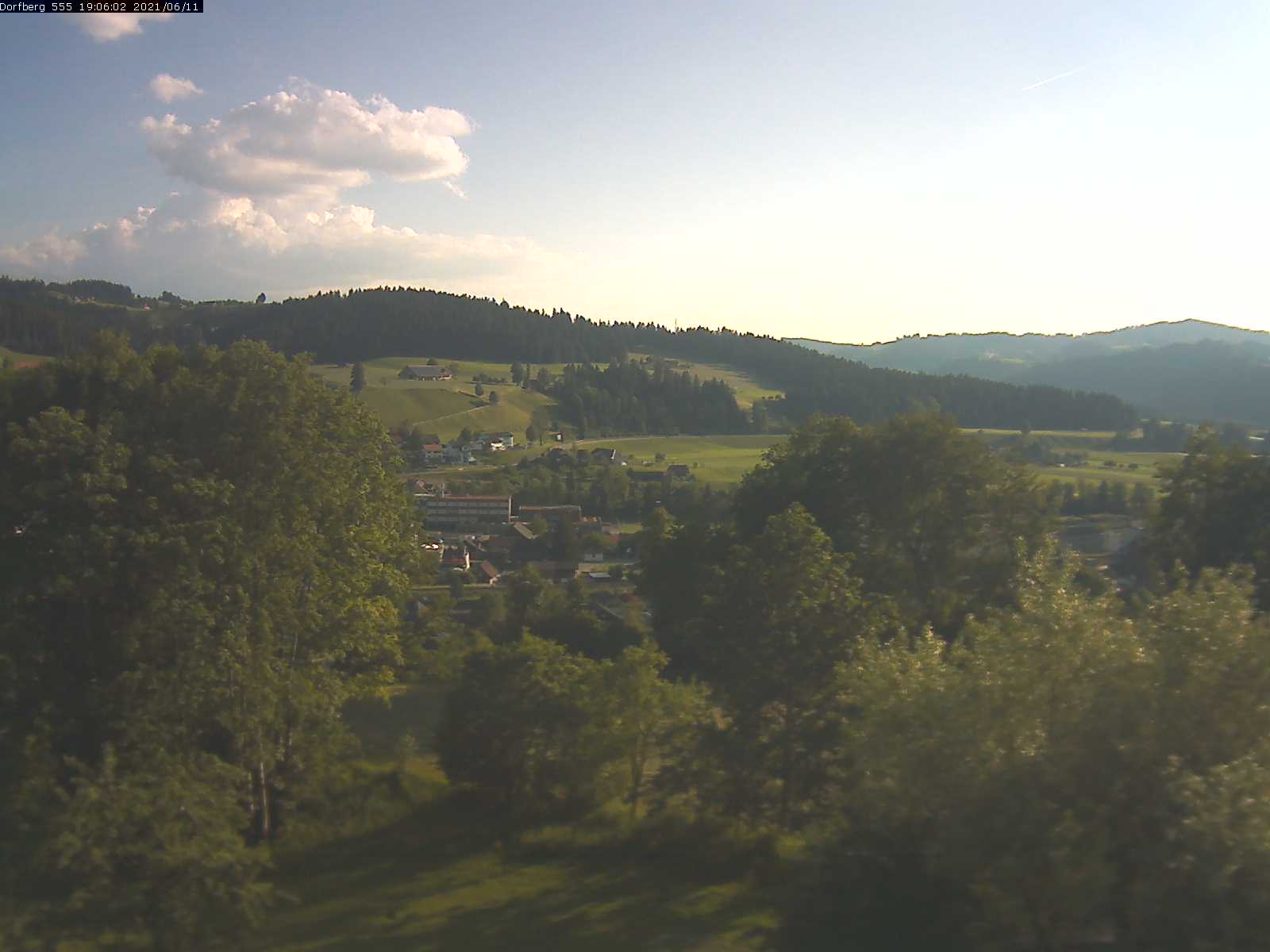 Webcam-Bild: Aussicht vom Dorfberg in Langnau 20210611-190601