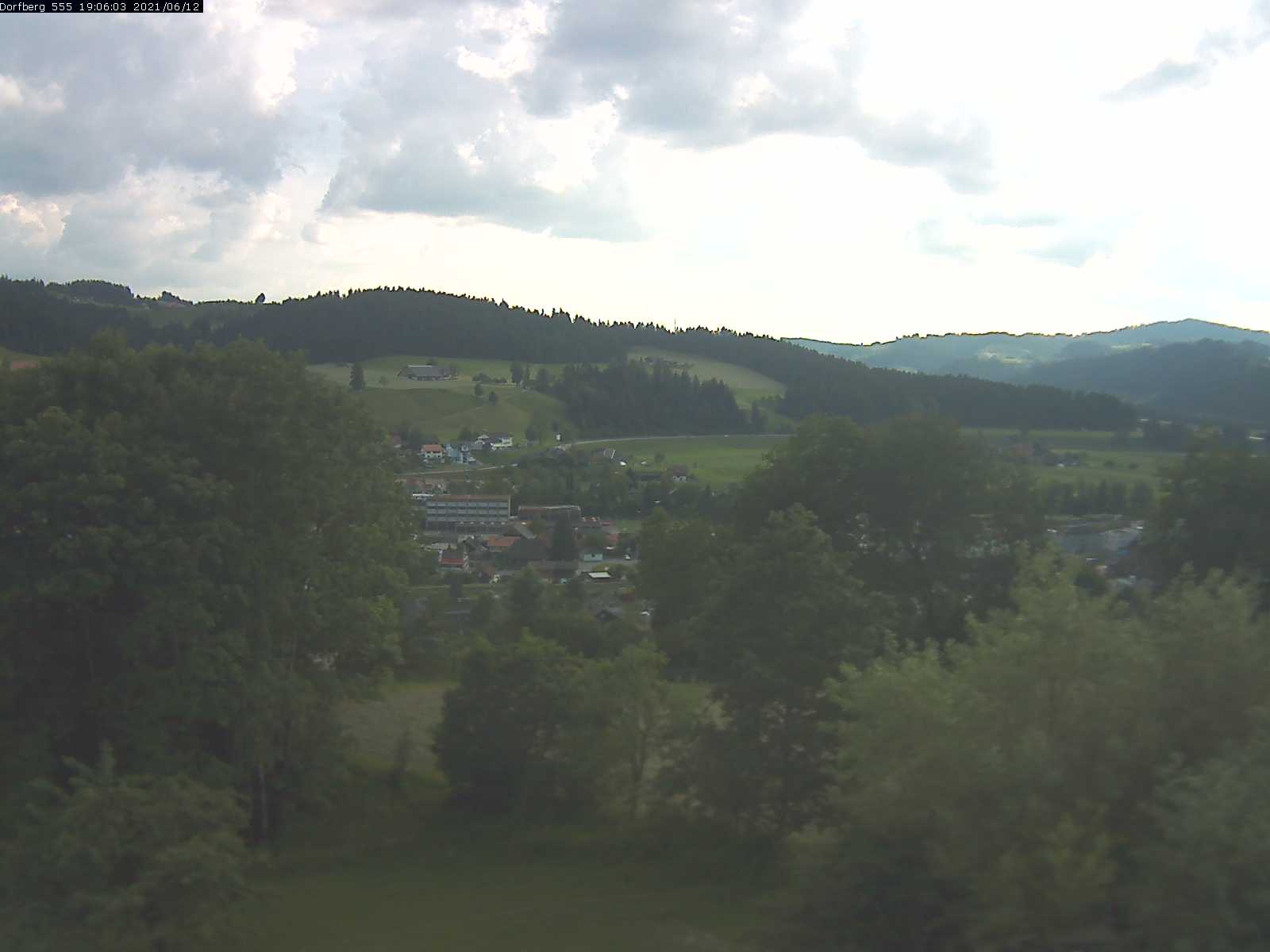 Webcam-Bild: Aussicht vom Dorfberg in Langnau 20210612-190601