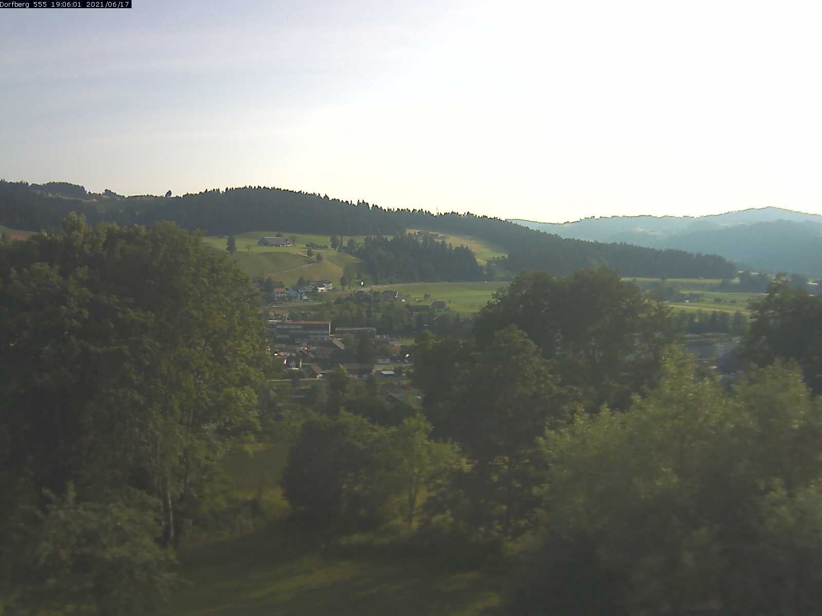 Webcam-Bild: Aussicht vom Dorfberg in Langnau 20210617-190601