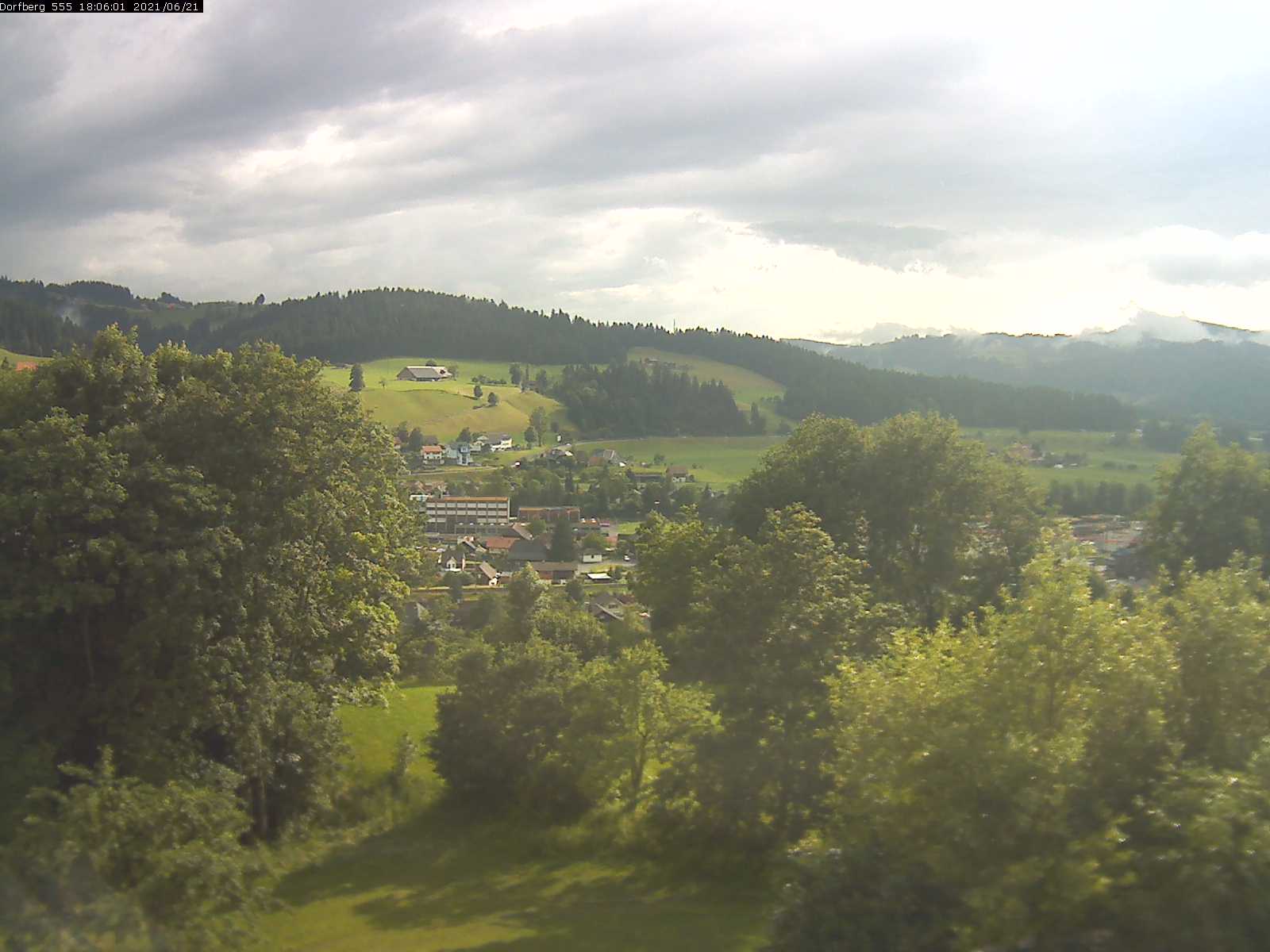 Webcam-Bild: Aussicht vom Dorfberg in Langnau 20210621-180601