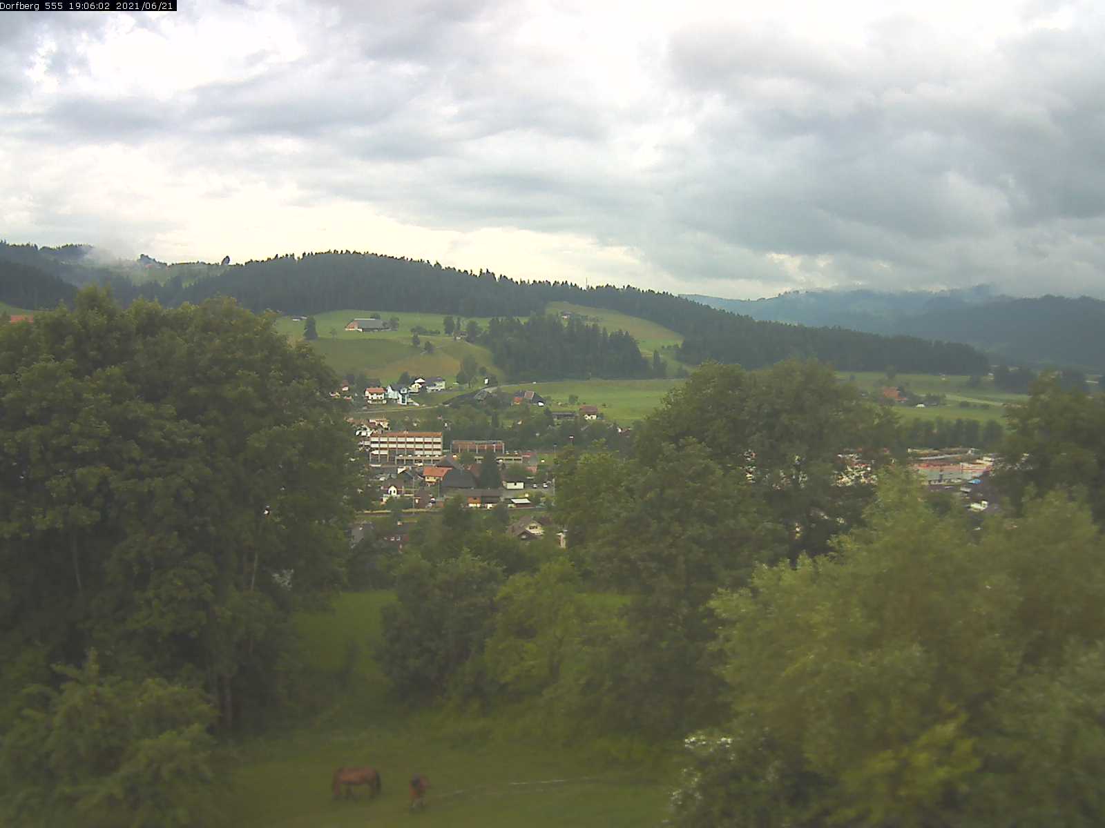Webcam-Bild: Aussicht vom Dorfberg in Langnau 20210621-190601
