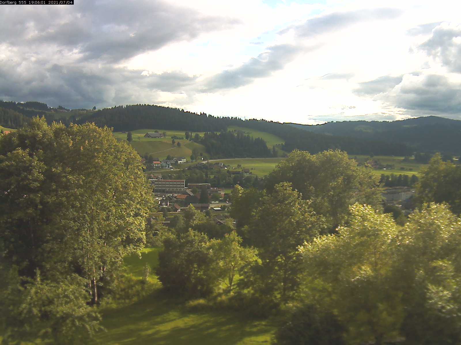 Webcam-Bild: Aussicht vom Dorfberg in Langnau 20210704-190601