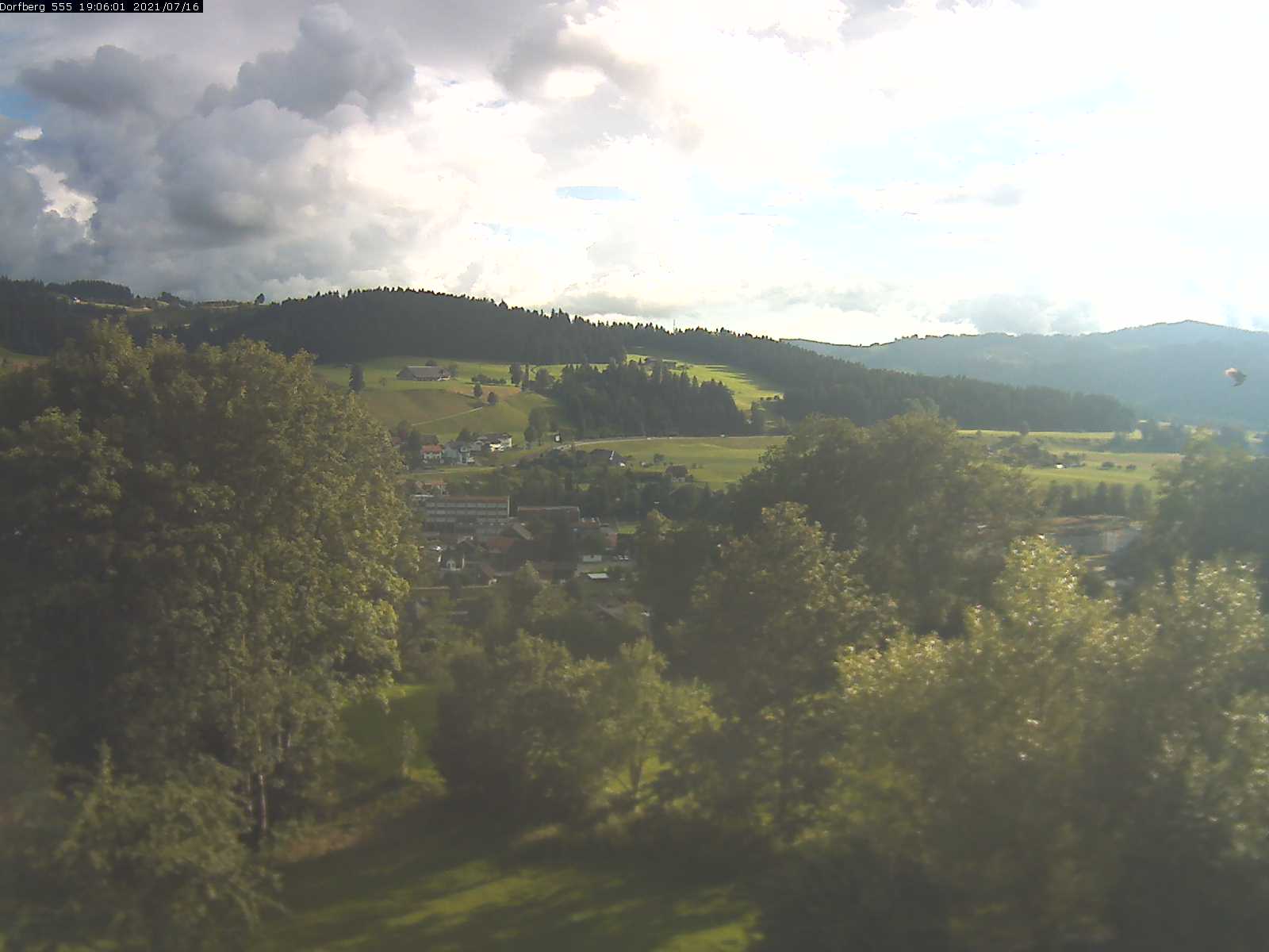 Webcam-Bild: Aussicht vom Dorfberg in Langnau 20210716-190601