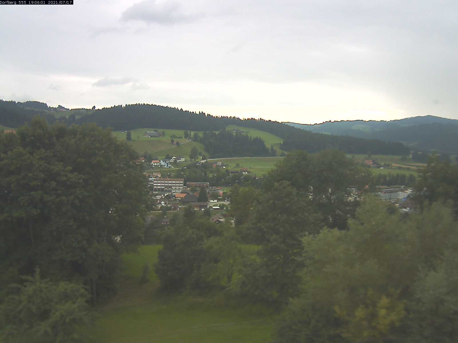Webcam-Bild: Aussicht vom Dorfberg in Langnau 20210717-190601