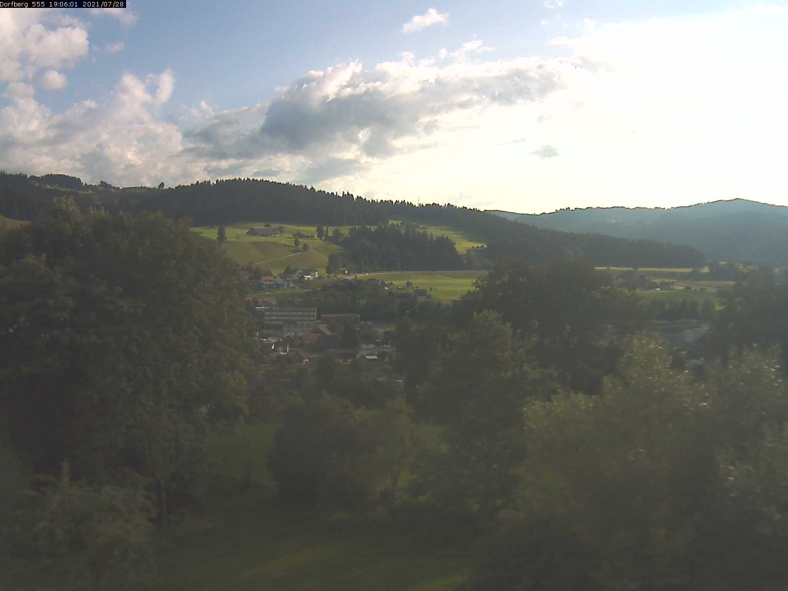 Webcam-Bild: Aussicht vom Dorfberg in Langnau 20210728-190601