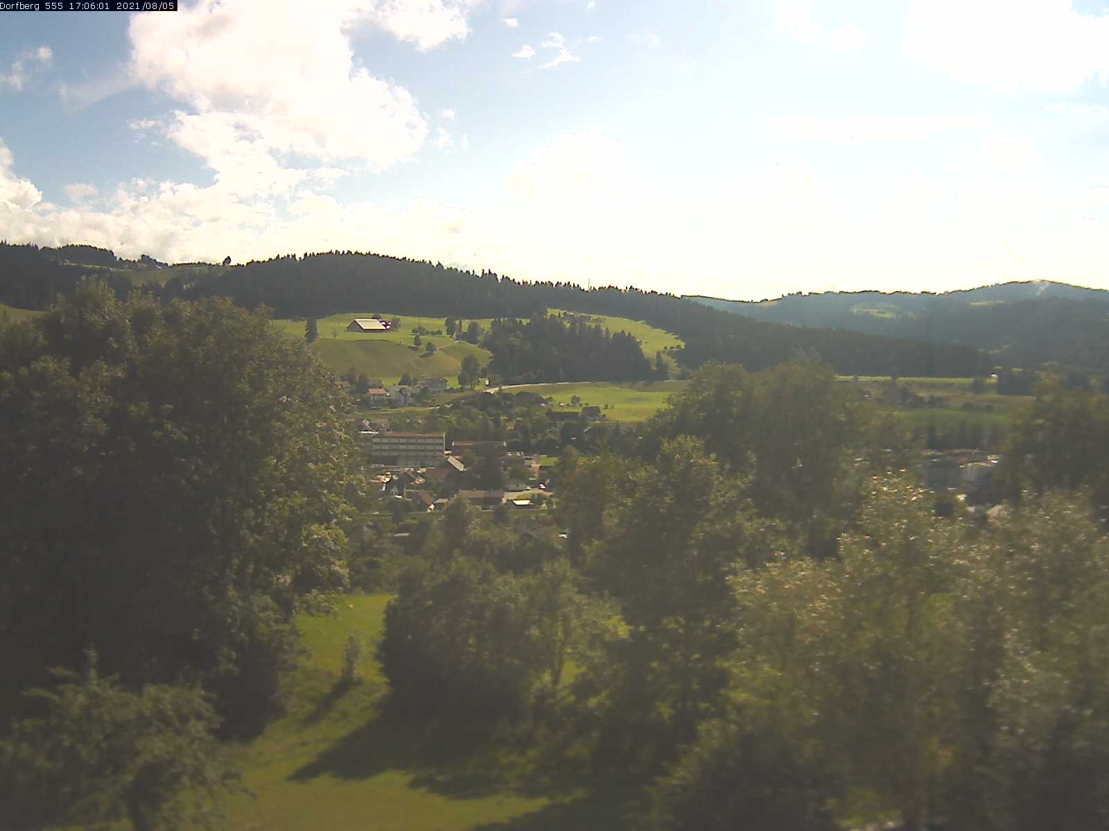 Webcam-Bild: Aussicht vom Dorfberg in Langnau 20210805-170601