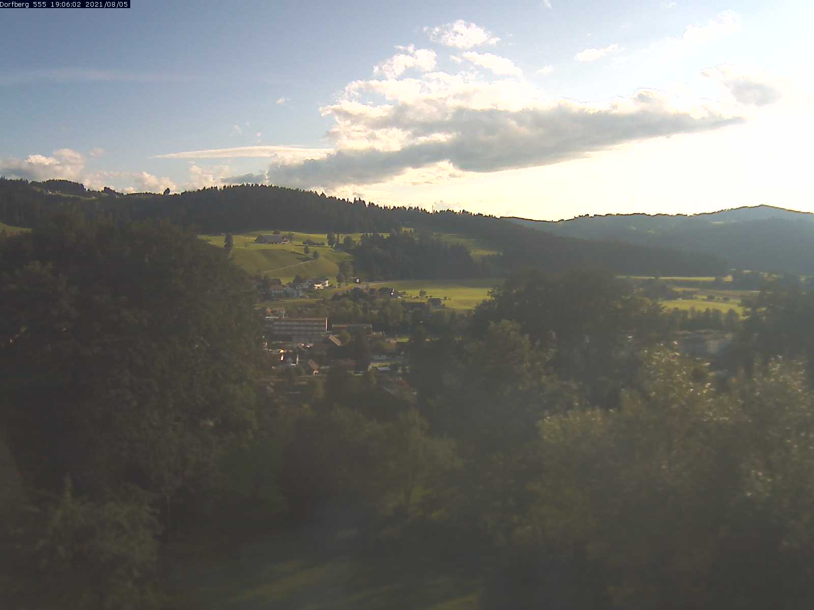 Webcam-Bild: Aussicht vom Dorfberg in Langnau 20210805-190601