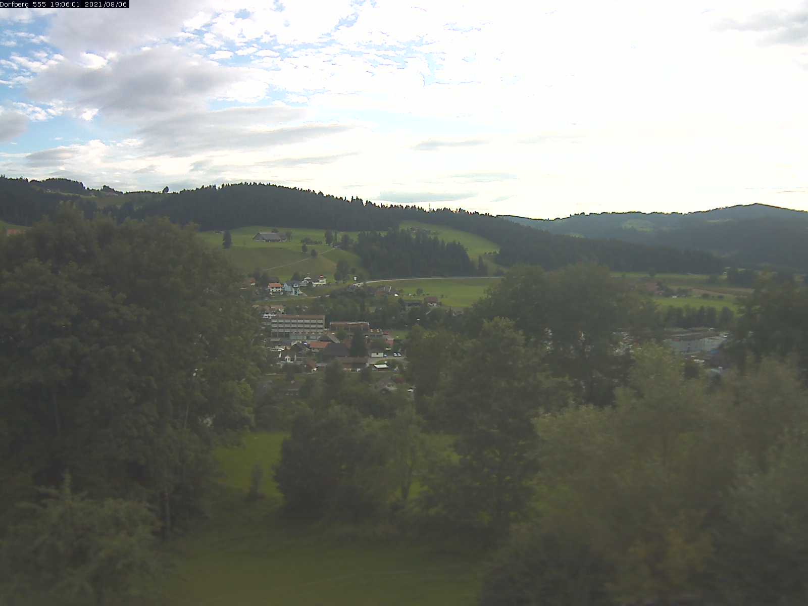 Webcam-Bild: Aussicht vom Dorfberg in Langnau 20210806-190601