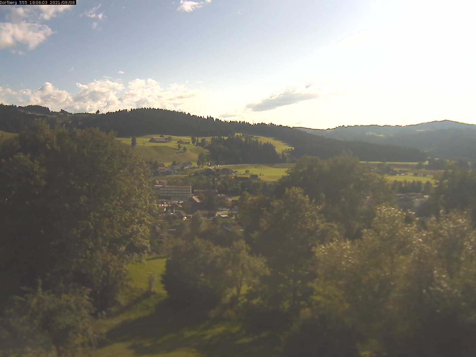 Webcam-Bild: Aussicht vom Dorfberg in Langnau 20210808-180601