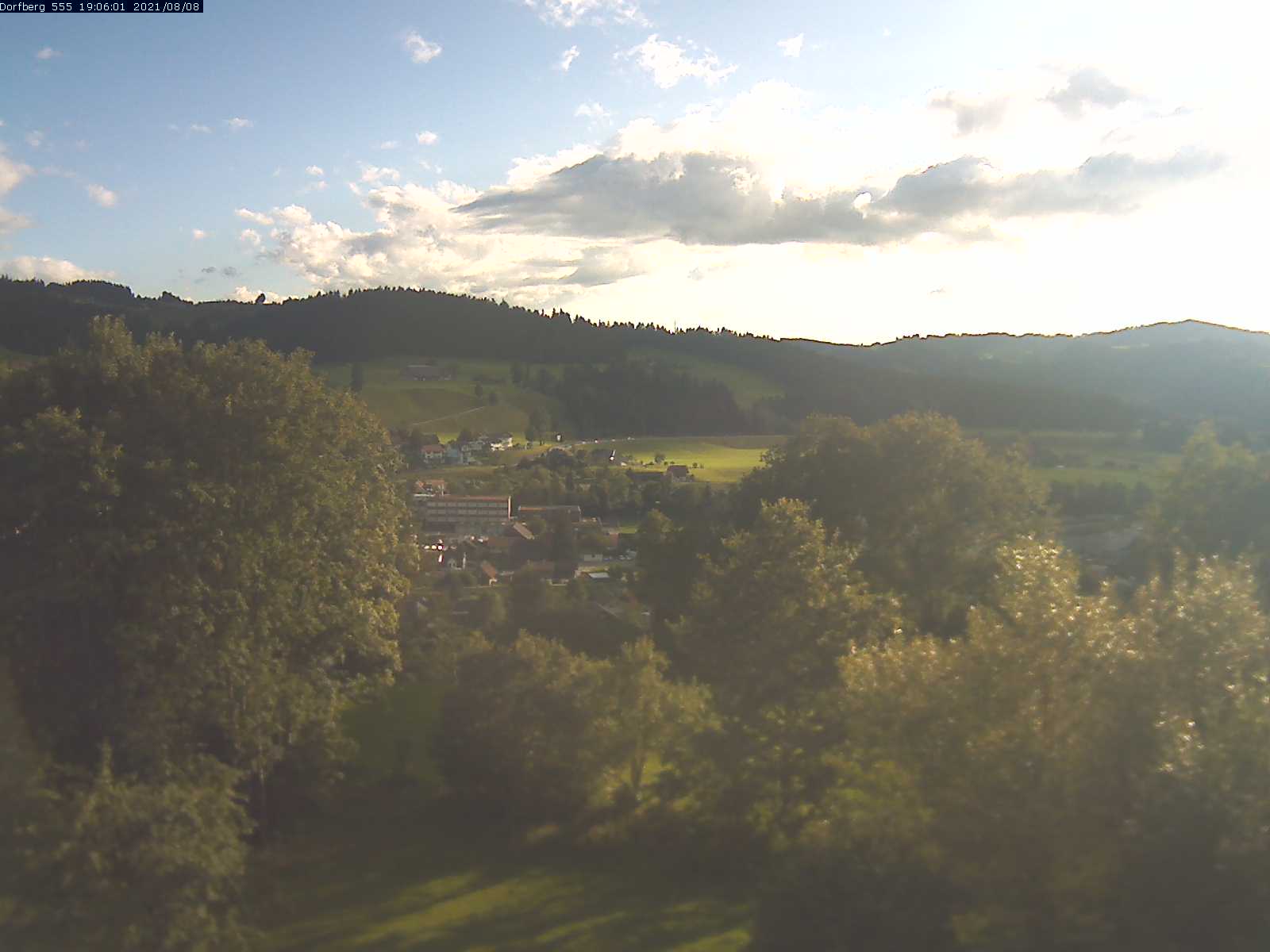Webcam-Bild: Aussicht vom Dorfberg in Langnau 20210808-190601