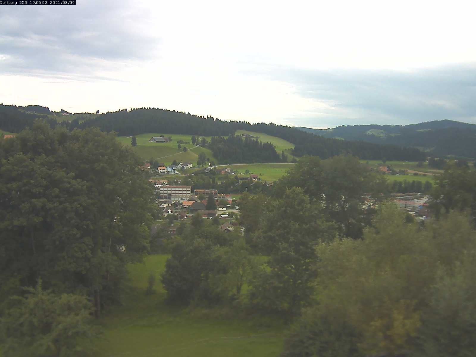 Webcam-Bild: Aussicht vom Dorfberg in Langnau 20210809-190601