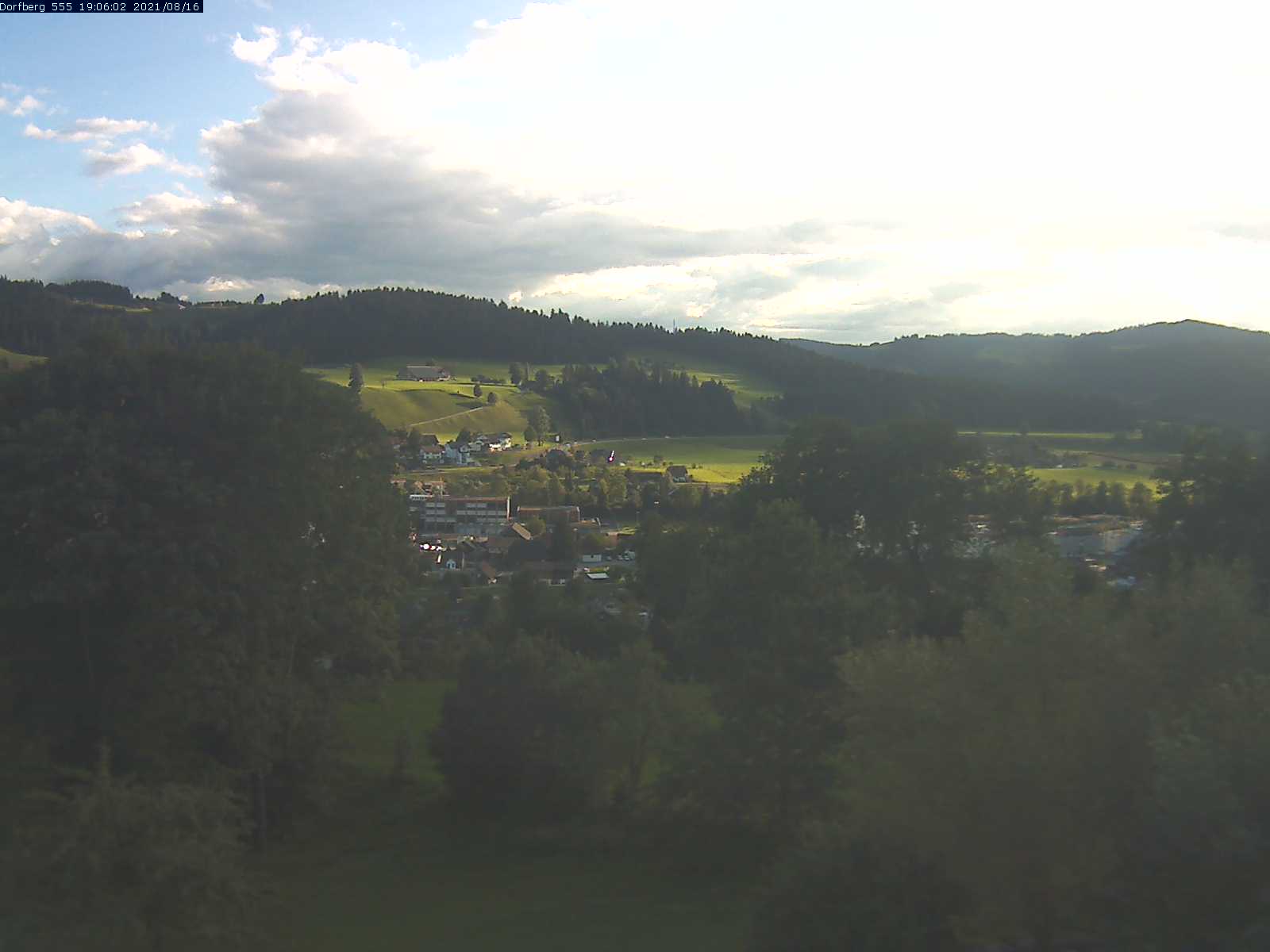 Webcam-Bild: Aussicht vom Dorfberg in Langnau 20210816-190601